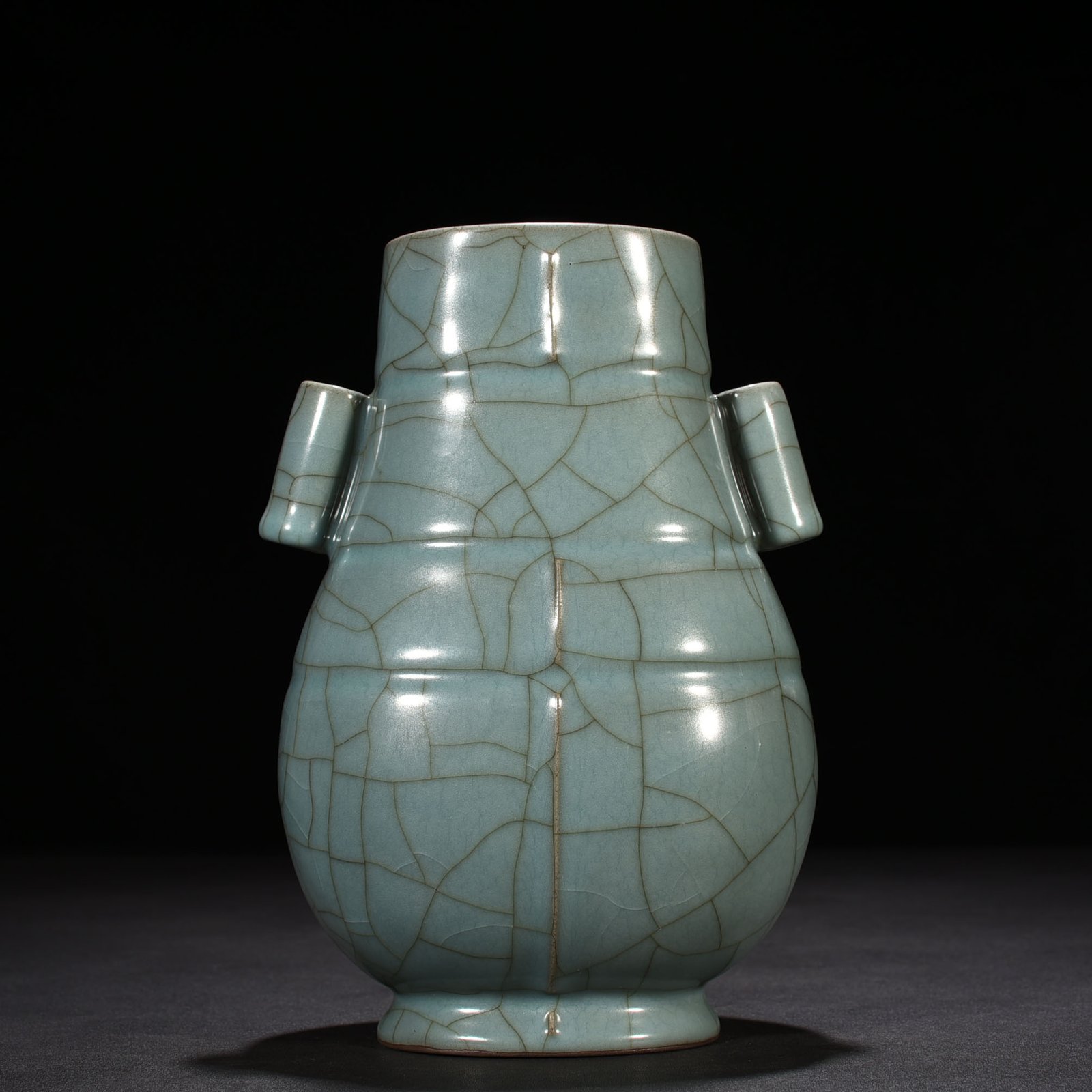 Song Dynasty Xiuneisi official kiln celadon-glazed through-ear vase
