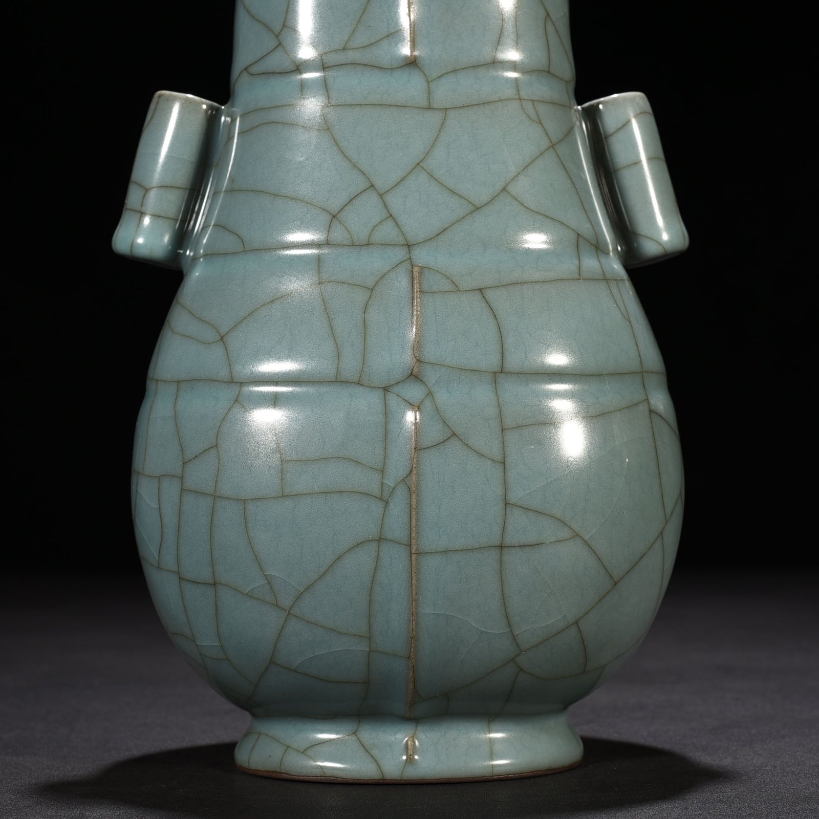 Song Dynasty Xiuneisi official kiln celadon-glazed through-ear vase