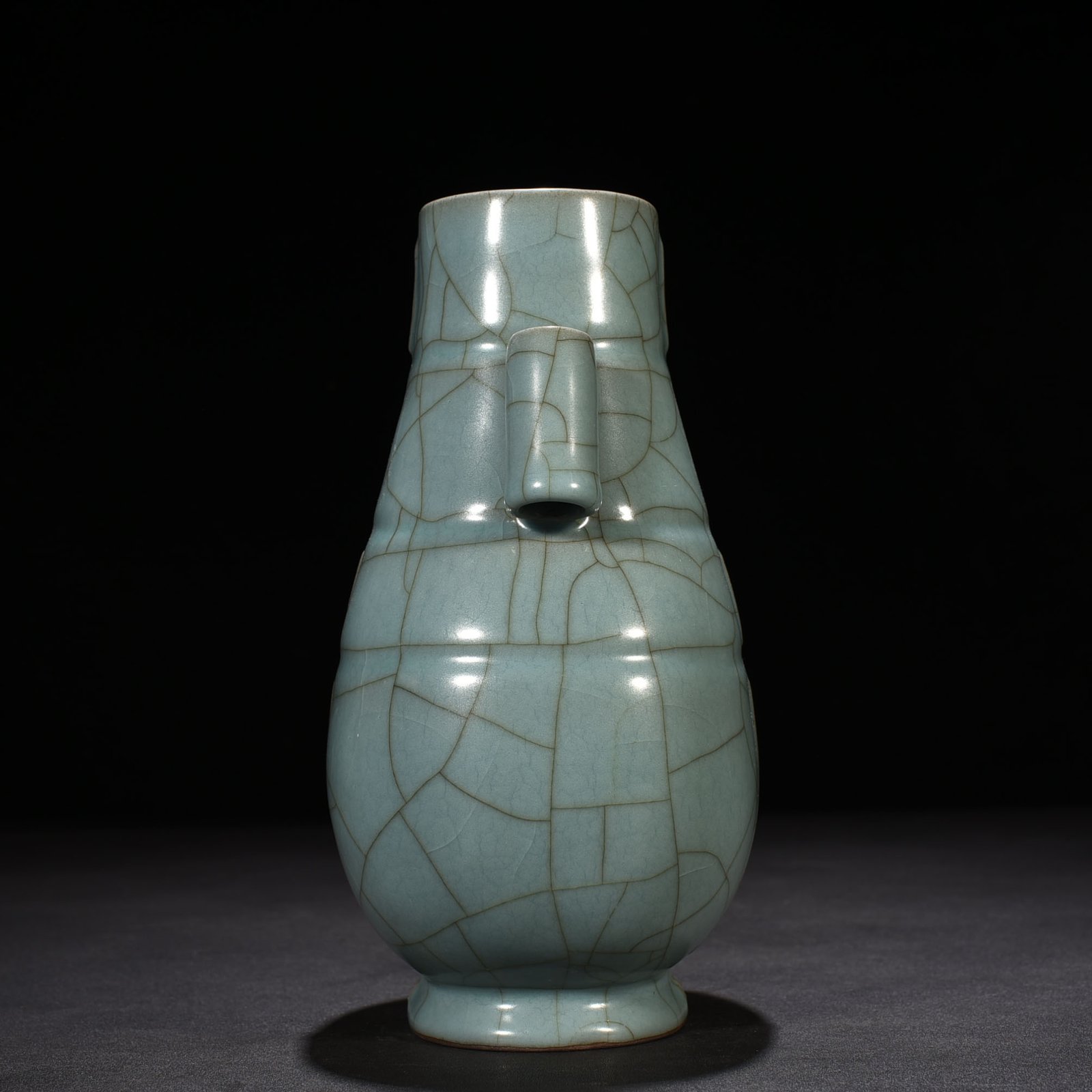 Song Dynasty Xiuneisi official kiln celadon-glazed through-ear vase