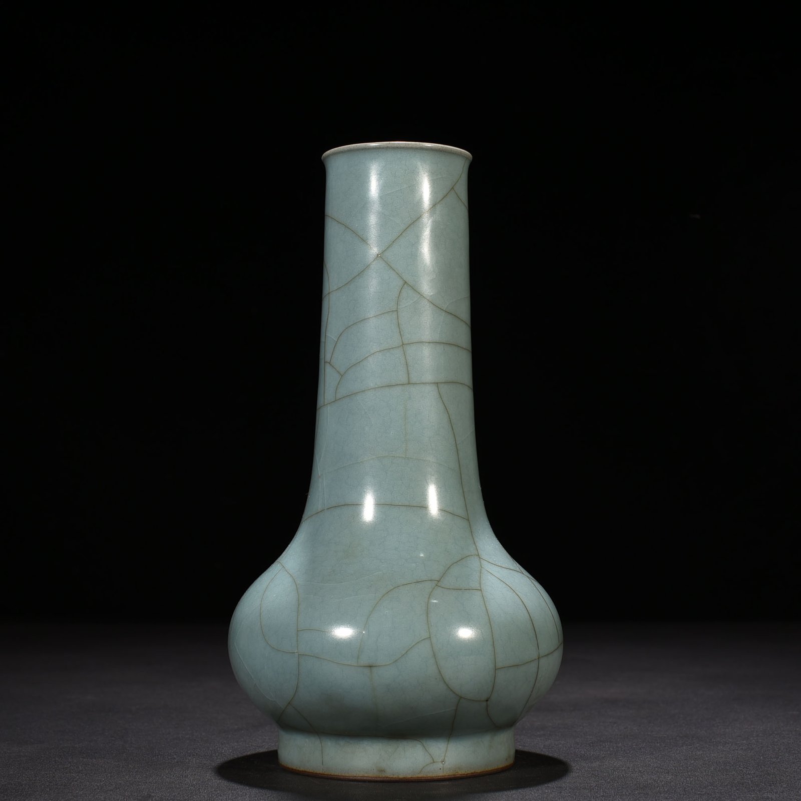 Song Dynasty Xiuneisi official kiln celadon long-necked bottle straight neck bottle