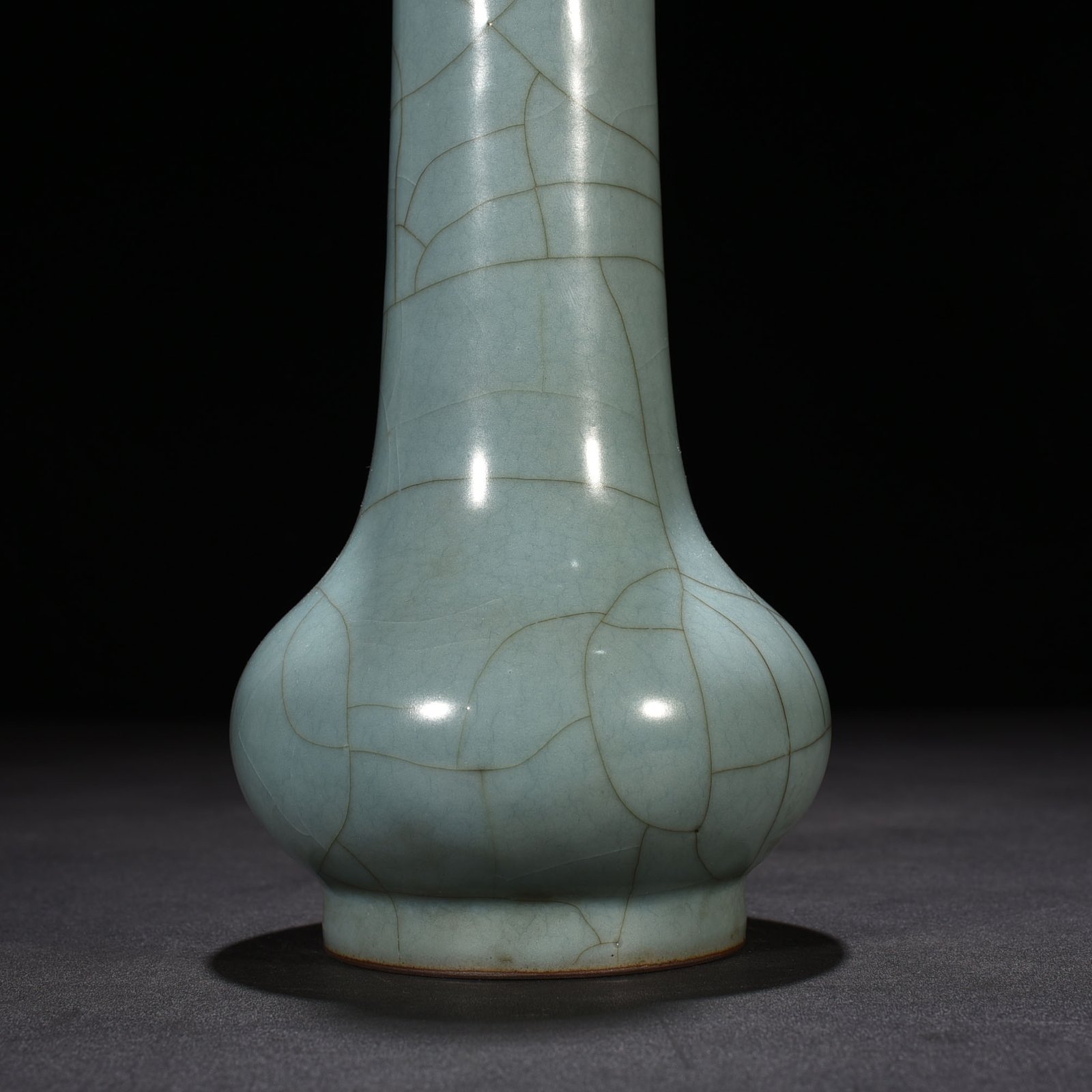 Song Dynasty Xiuneisi official kiln celadon long-necked bottle straight neck bottle