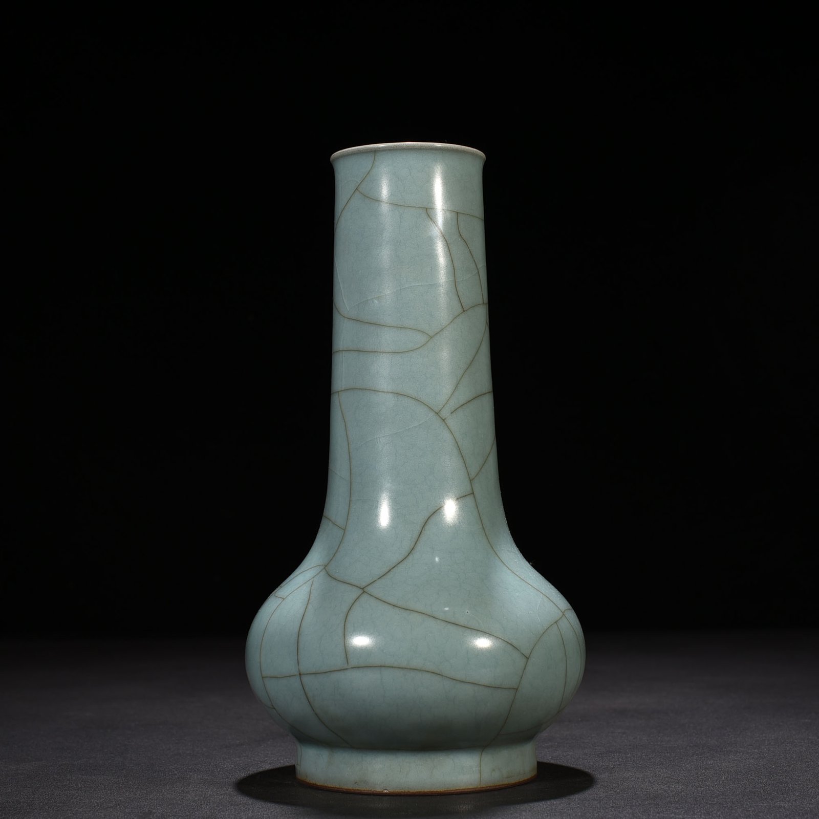 Song Dynasty Xiuneisi official kiln celadon long-necked bottle straight neck bottle