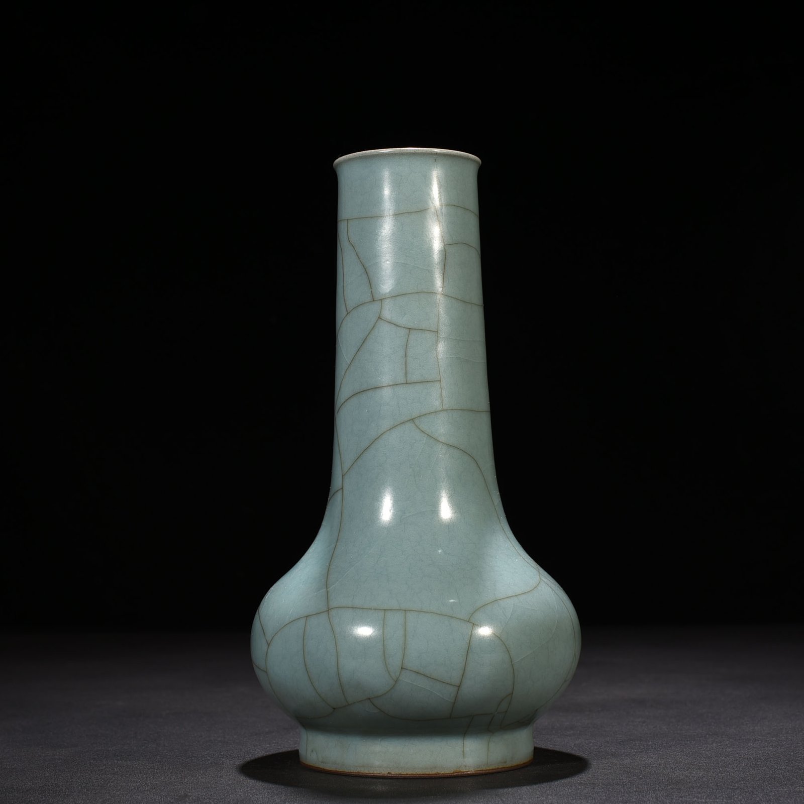 Song Dynasty Xiuneisi official kiln celadon long-necked bottle straight neck bottle