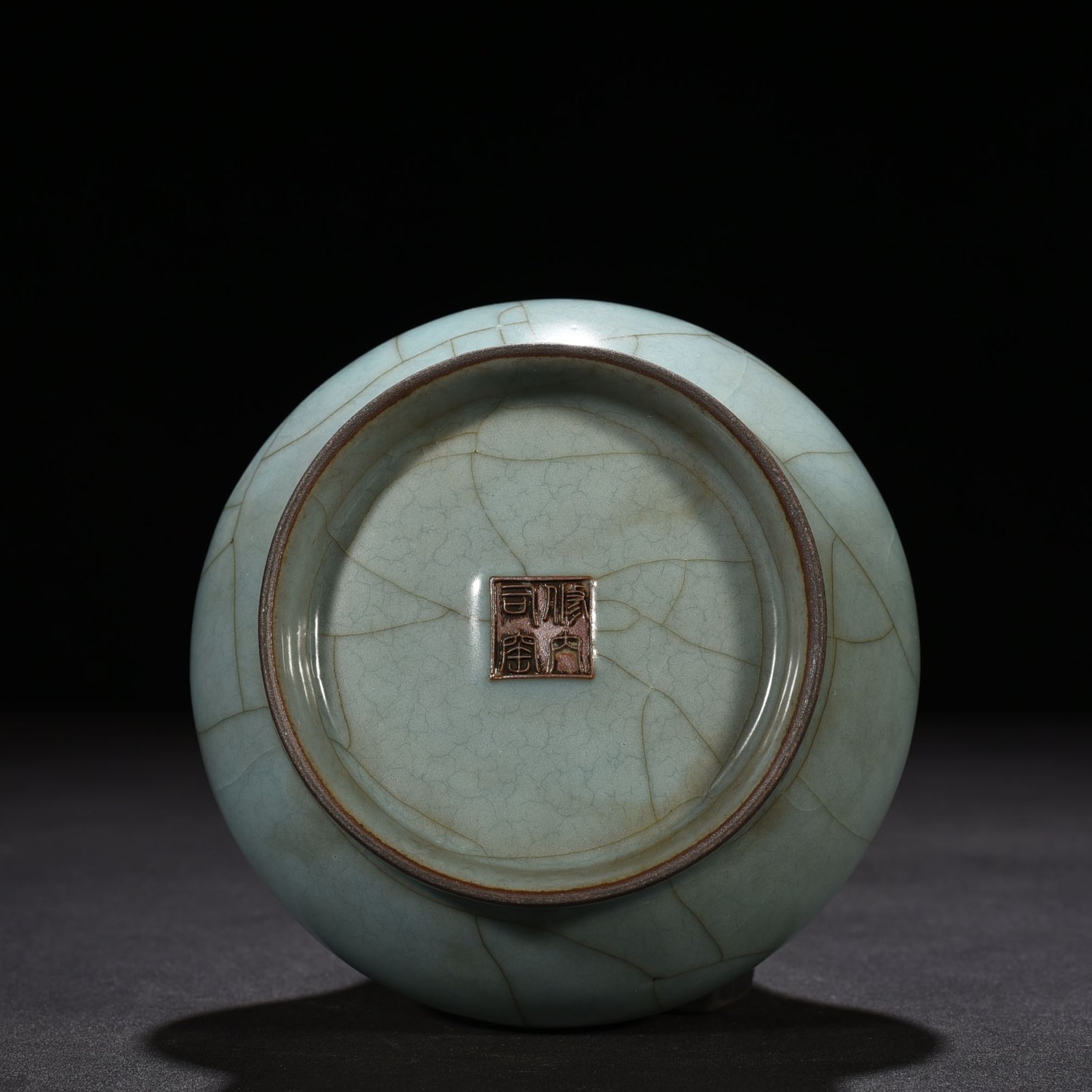 Song Dynasty Xiuneisi official kiln celadon long-necked bottle straight neck bottle