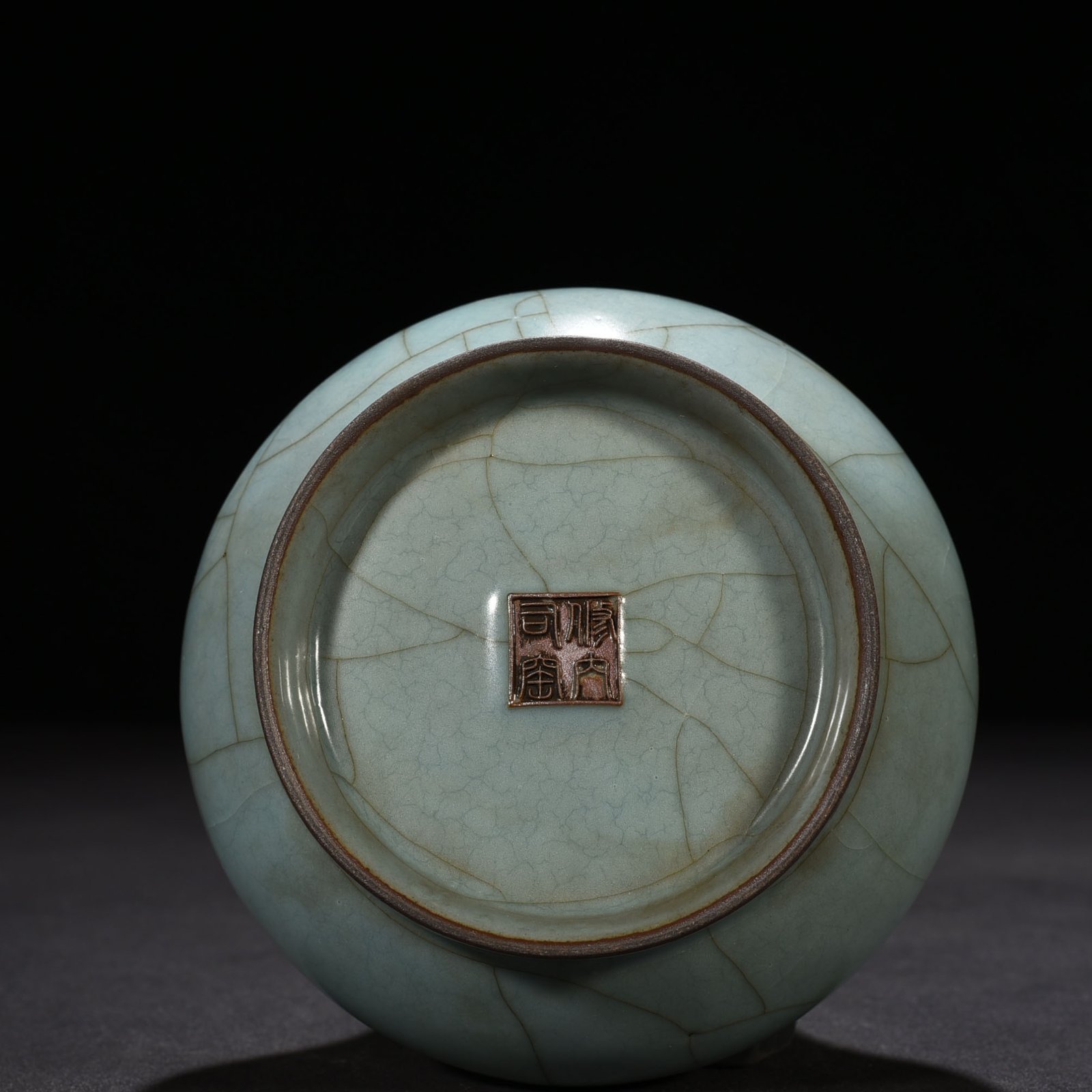 Song Dynasty Xiuneisi official kiln celadon long-necked bottle straight neck bottle