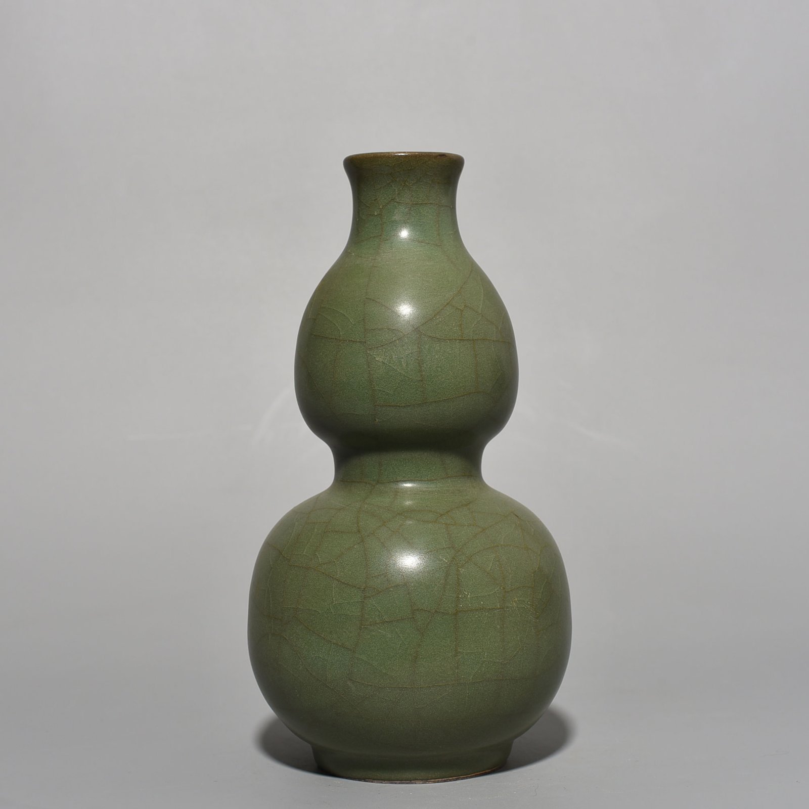 Song Dynasty Xiuneisi official kiln plum green glaze gourd vase