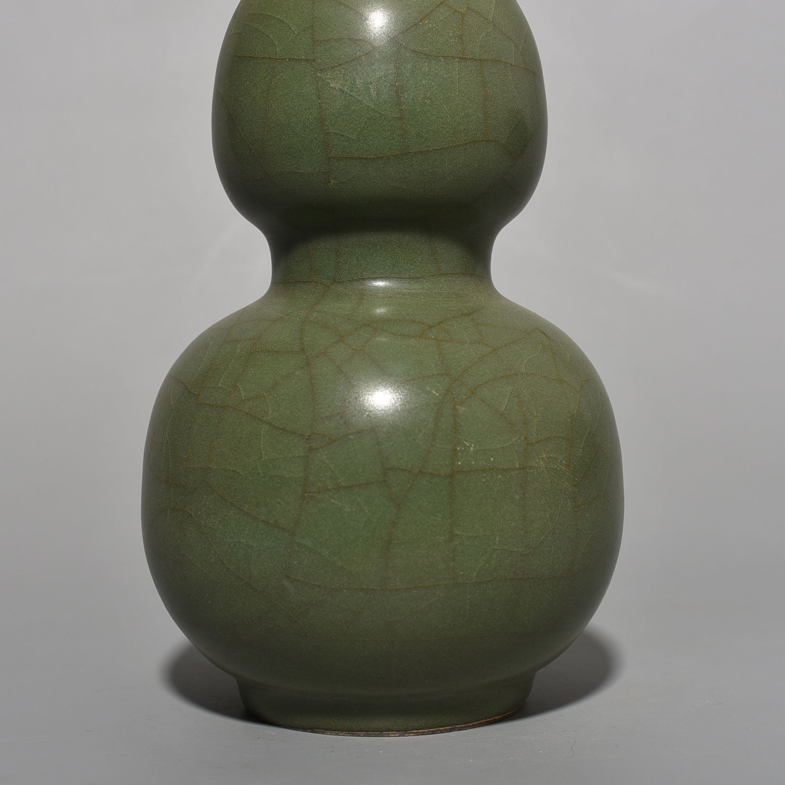 Song Dynasty Xiuneisi official kiln plum green glaze gourd vase