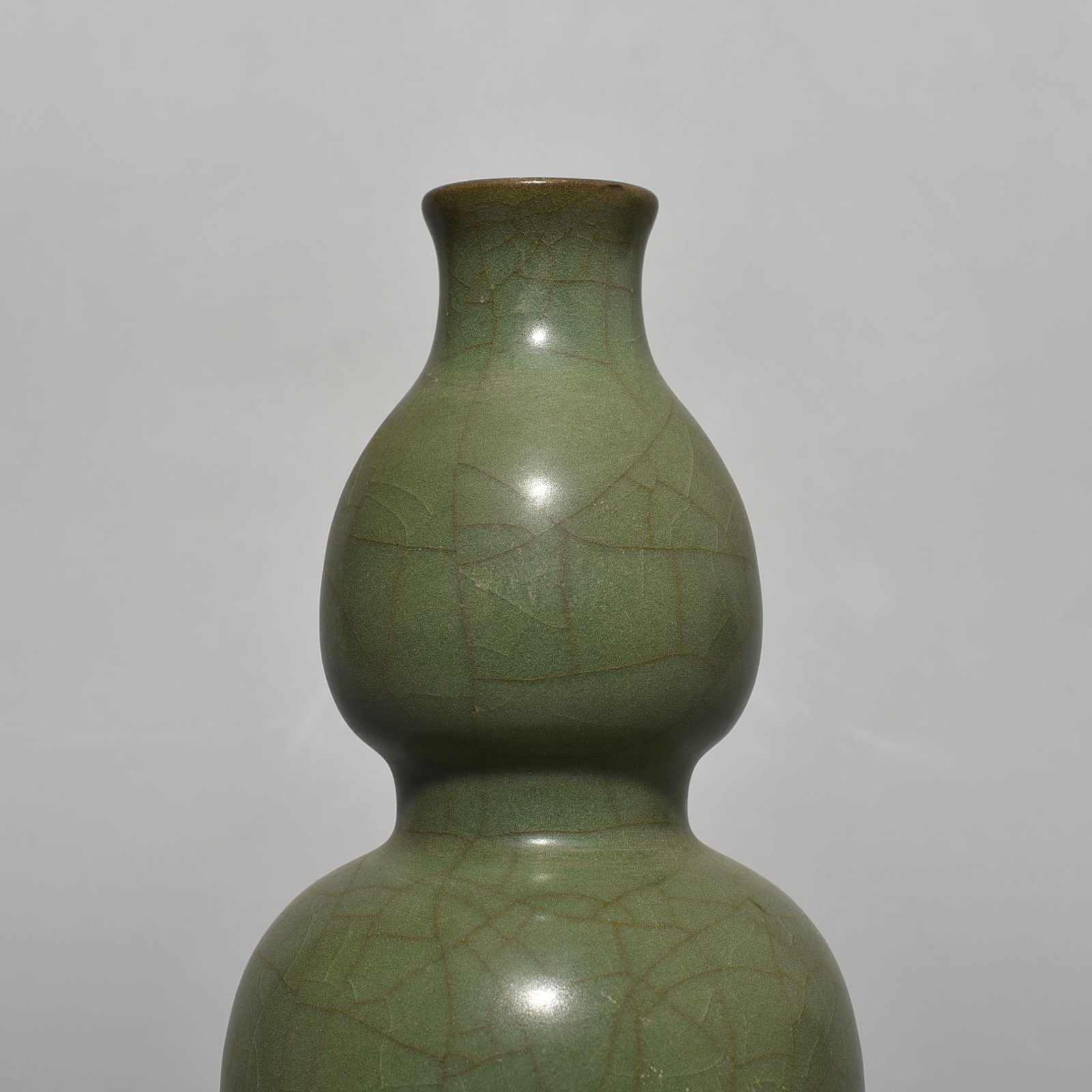 Song Dynasty Xiuneisi official kiln plum green glaze gourd vase
