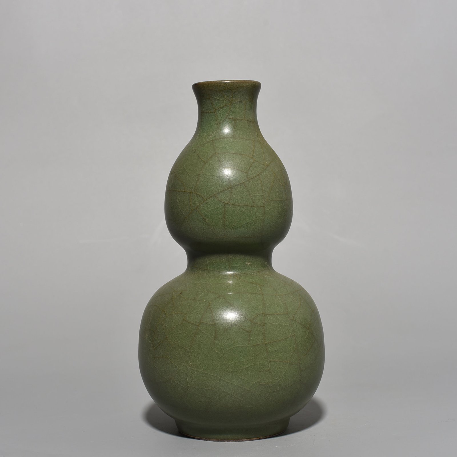 Song Dynasty Xiuneisi official kiln plum green glaze gourd vase