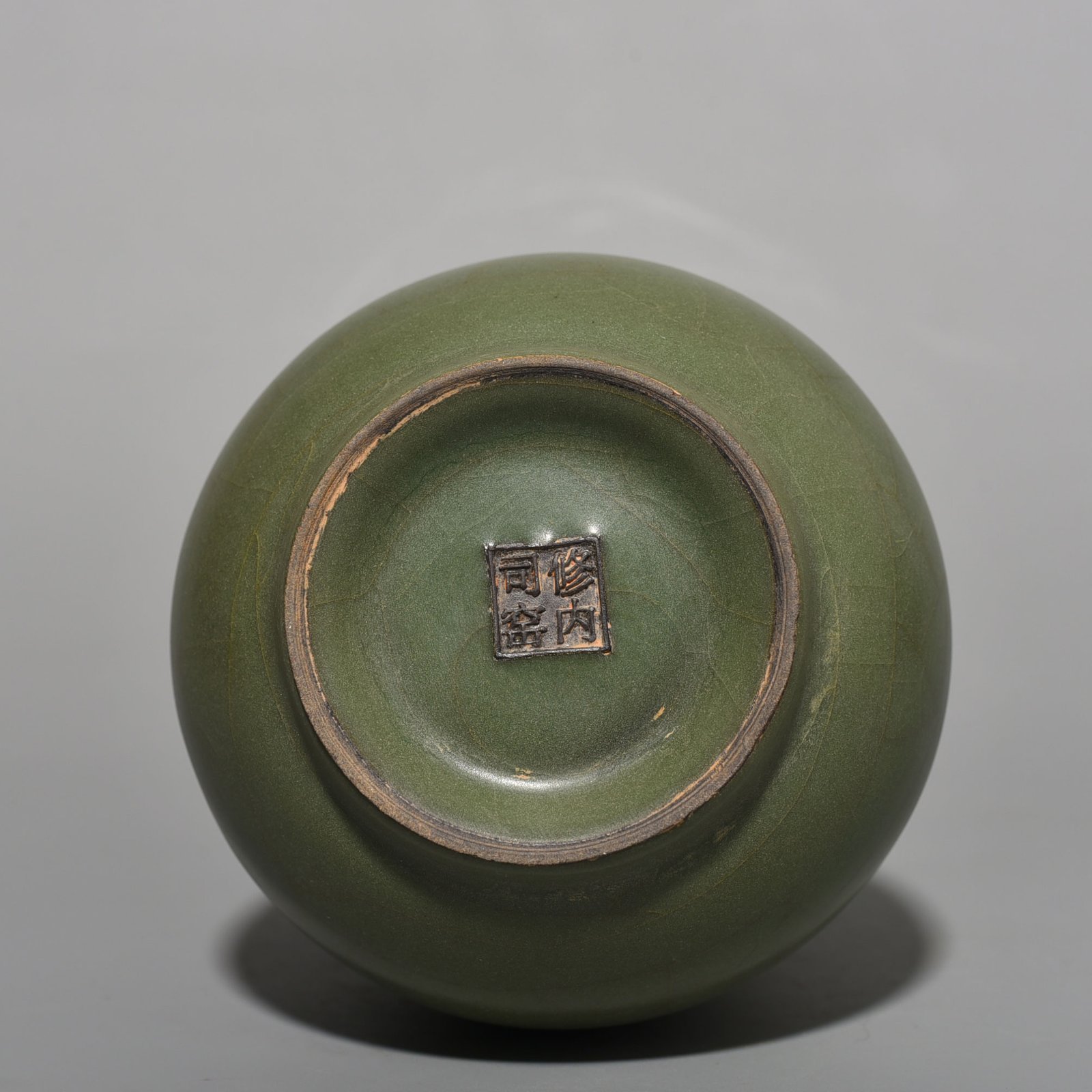 Song Dynasty Xiuneisi official kiln plum green glaze gourd vase