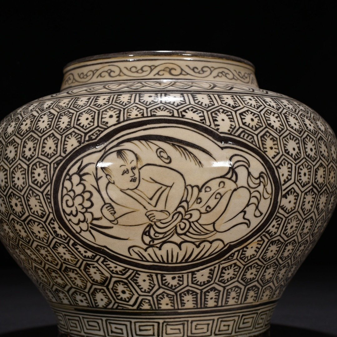 Song Dynasty Jizhou kiln Panzhi doll pattern jar