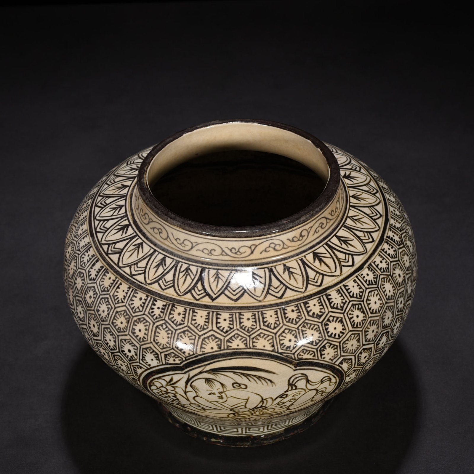 Song Dynasty Jizhou kiln Panzhi doll pattern jar