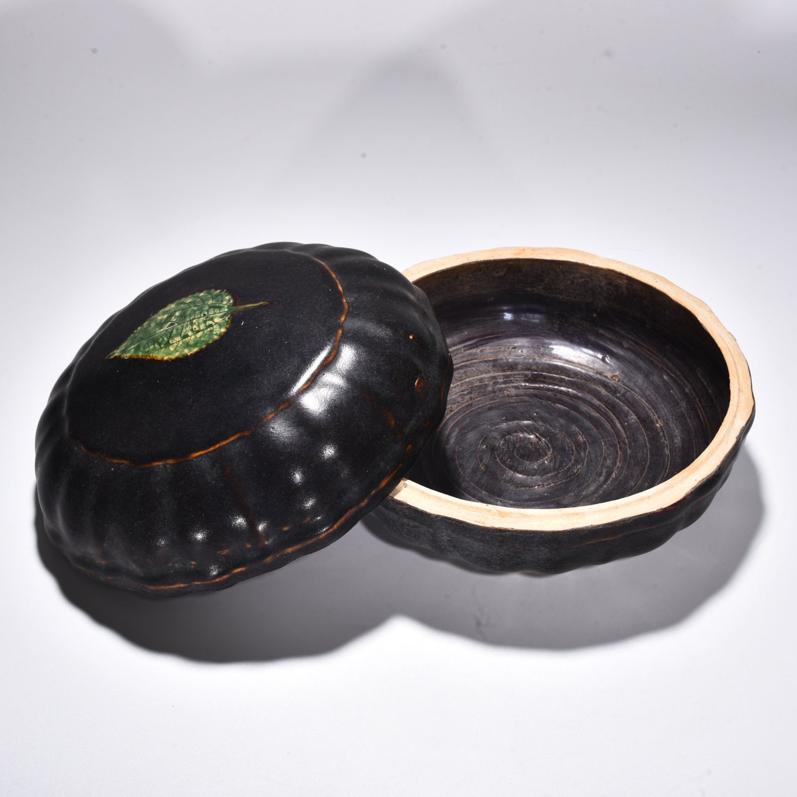 Song Dynasty Jizhou kiln leaf fruit box