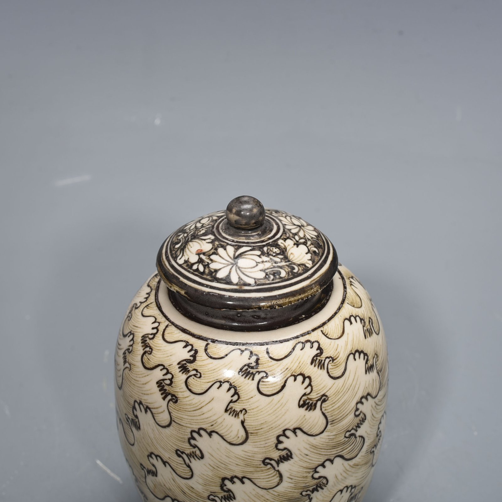 Song Dynasty Jizhou kiln wave pattern lid jar