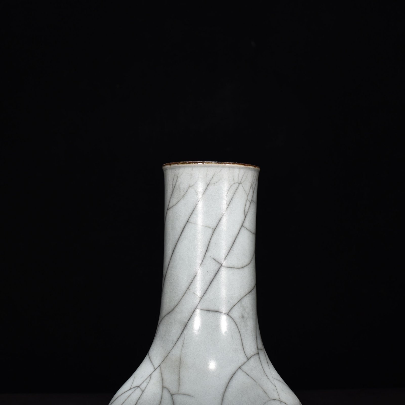 Song Dynasty Ge Kiln Water-chestnut-shaped Vase