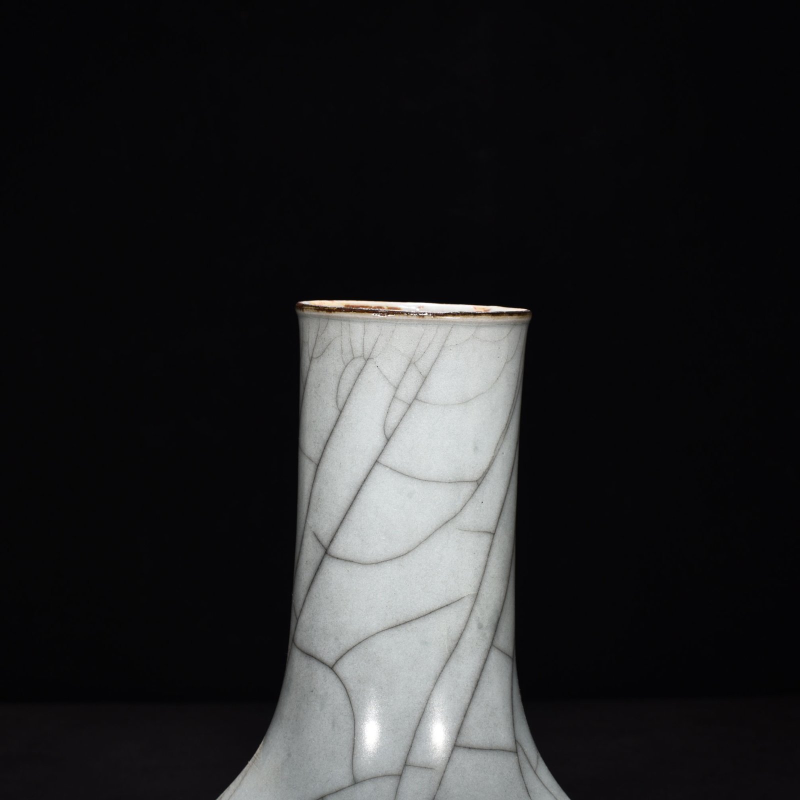 Song Dynasty Ge Kiln Water-chestnut-shaped Vase