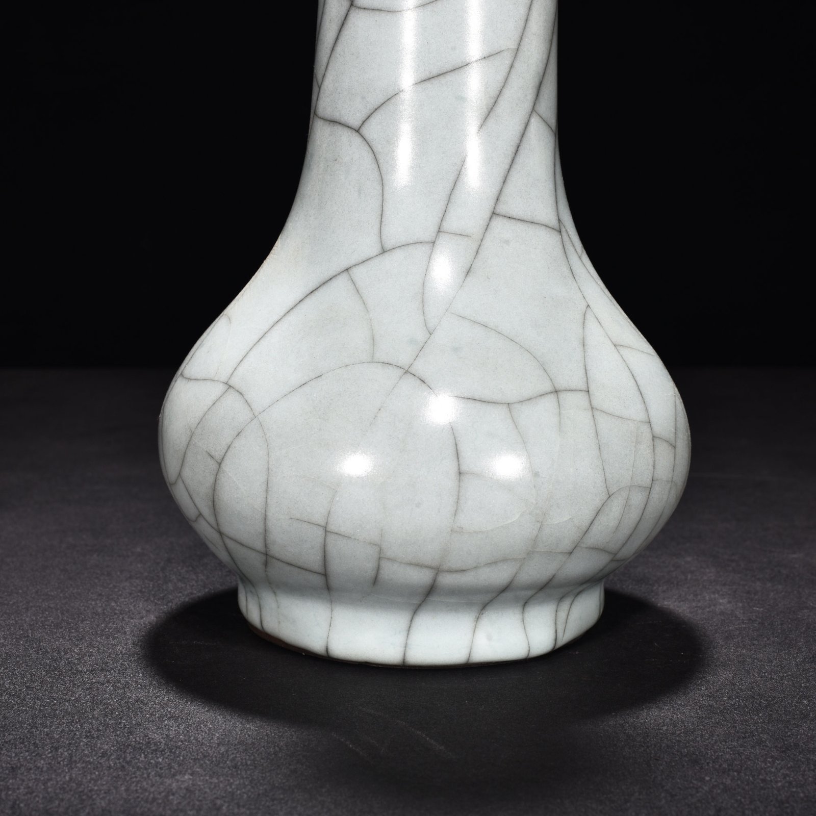 Song Dynasty Ge Kiln Water-chestnut-shaped Vase