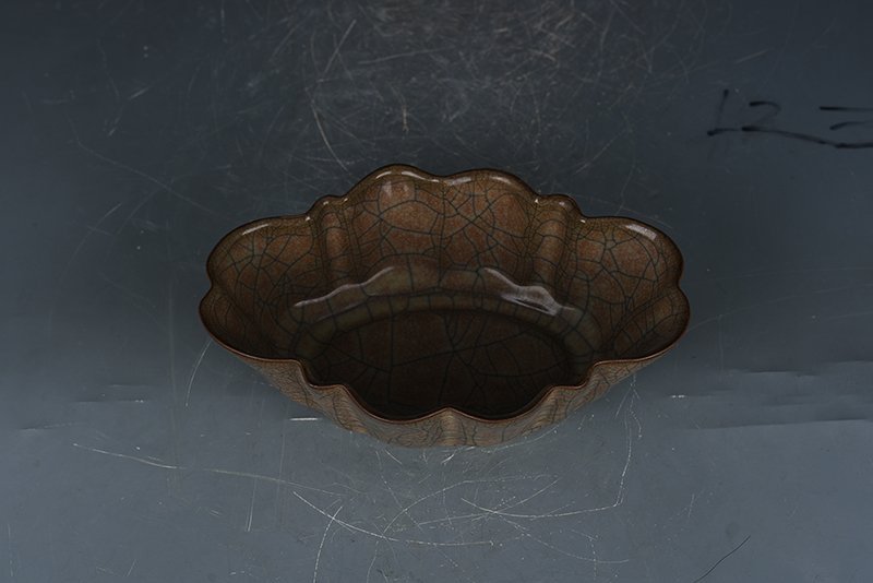 Song Dynasty Ge Kiln Begonia Wash