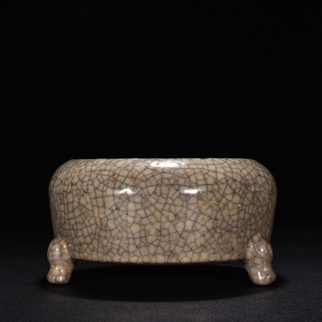 Song Dynasty Ge kiln fried beige glaze three-legged wash