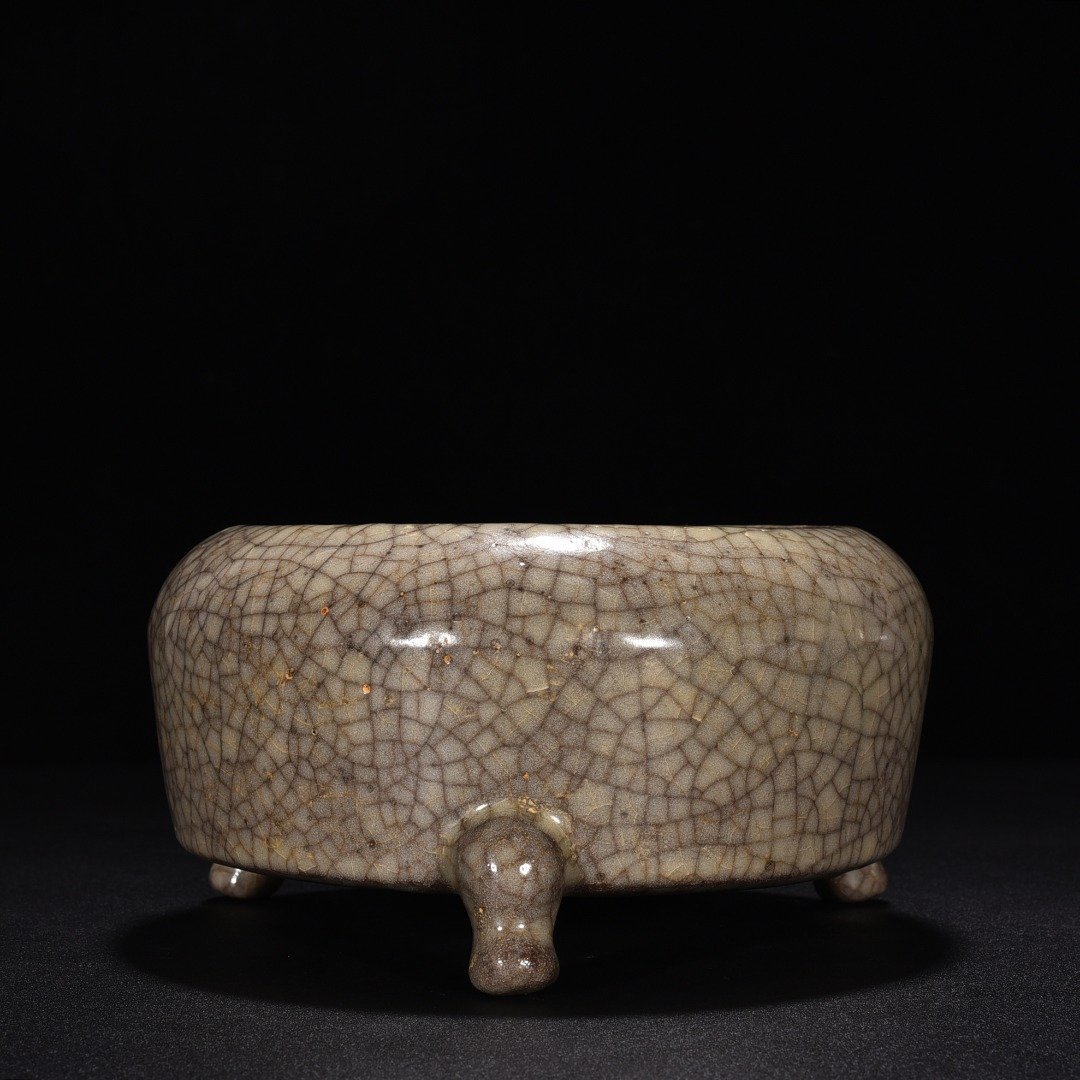 Song Dynasty Ge kiln fried beige glaze three-legged wash