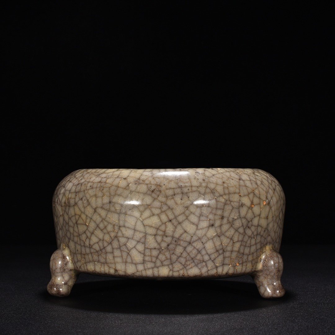 Song Dynasty Ge kiln fried beige glaze three-legged wash