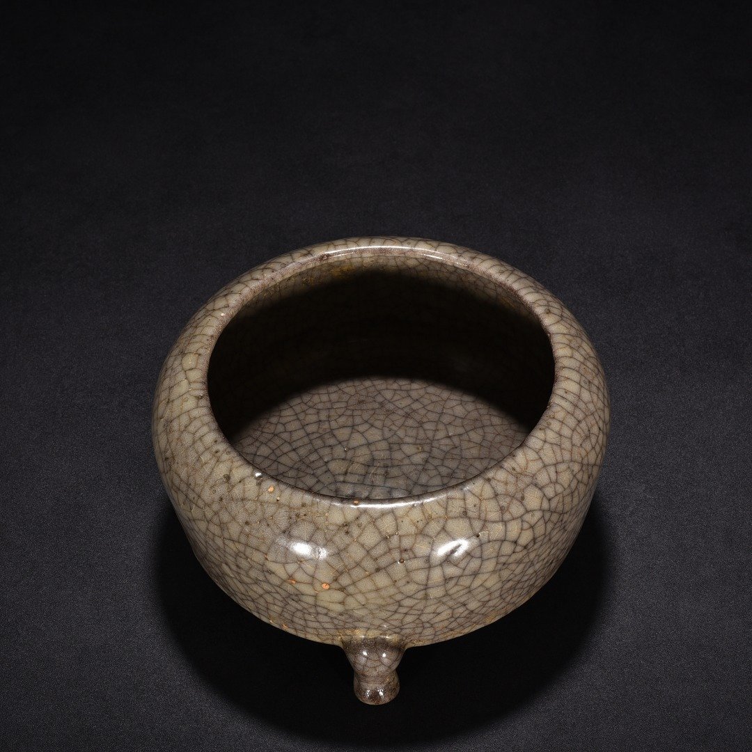 Song Dynasty Ge kiln fried beige glaze three-legged wash