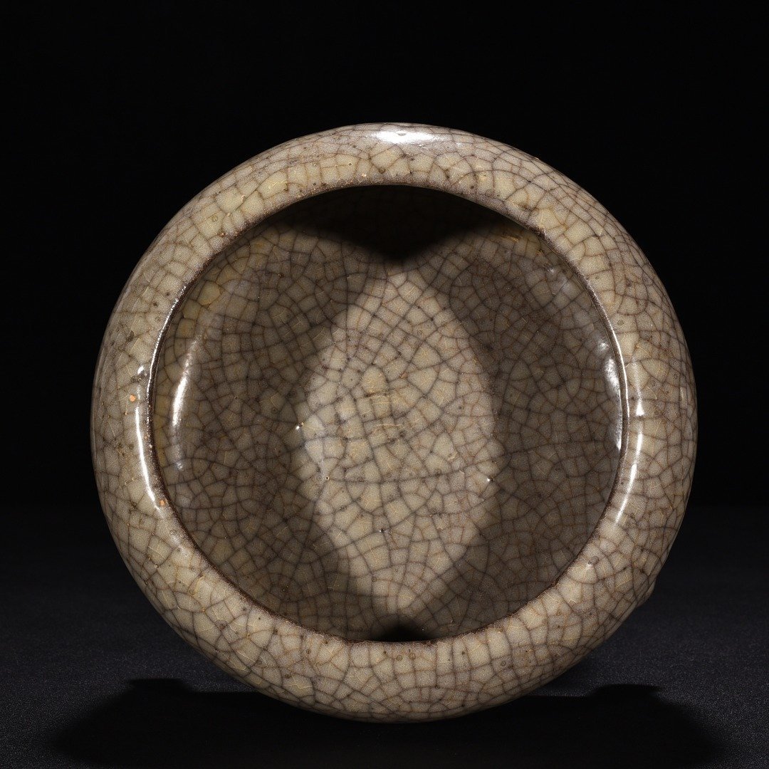 Song Dynasty Ge kiln fried beige glaze three-legged wash