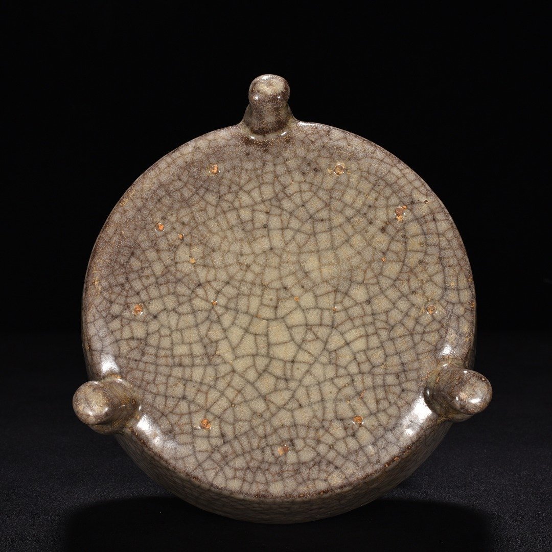 Song Dynasty Ge kiln fried beige glaze three-legged wash