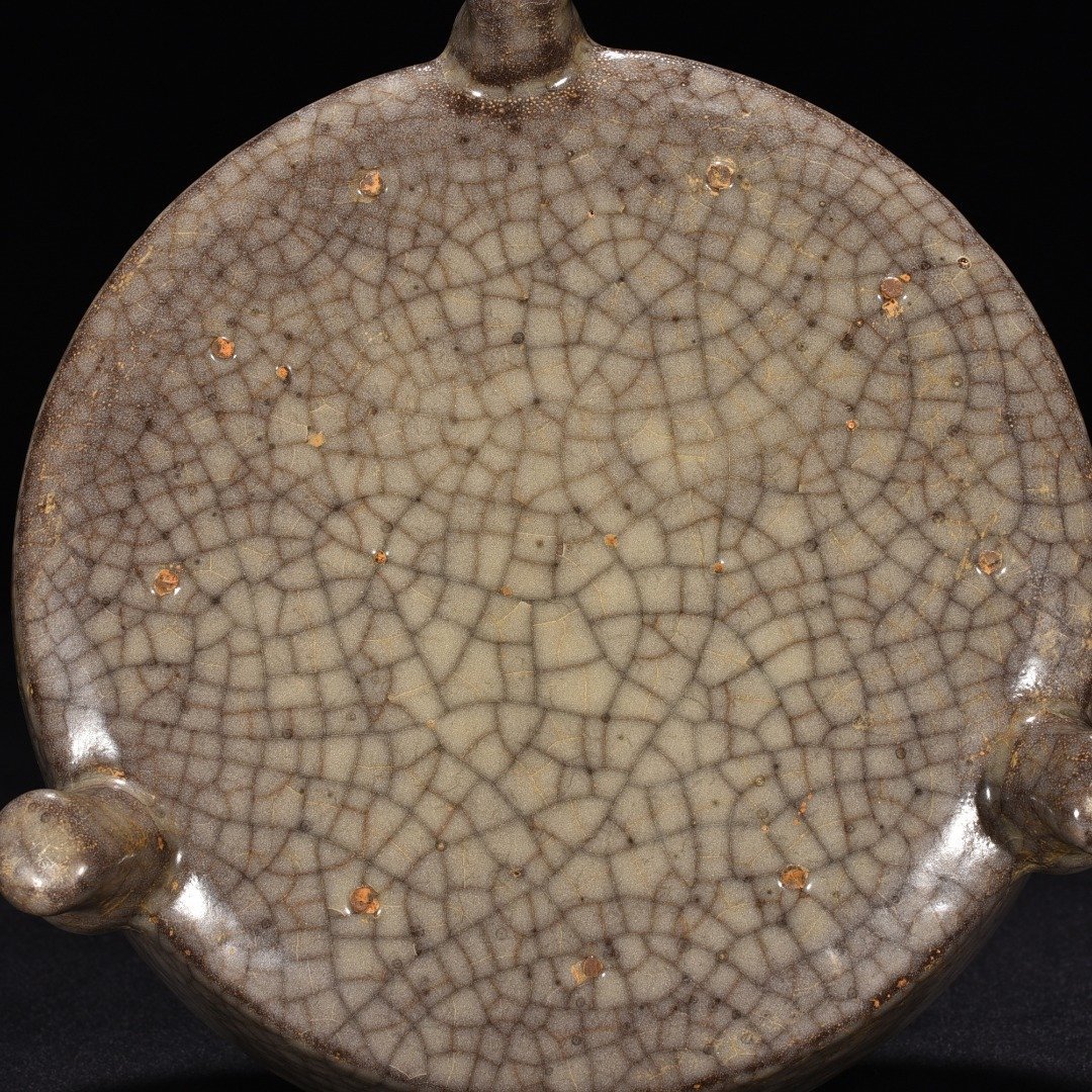 Song Dynasty Ge kiln fried beige glaze three-legged wash