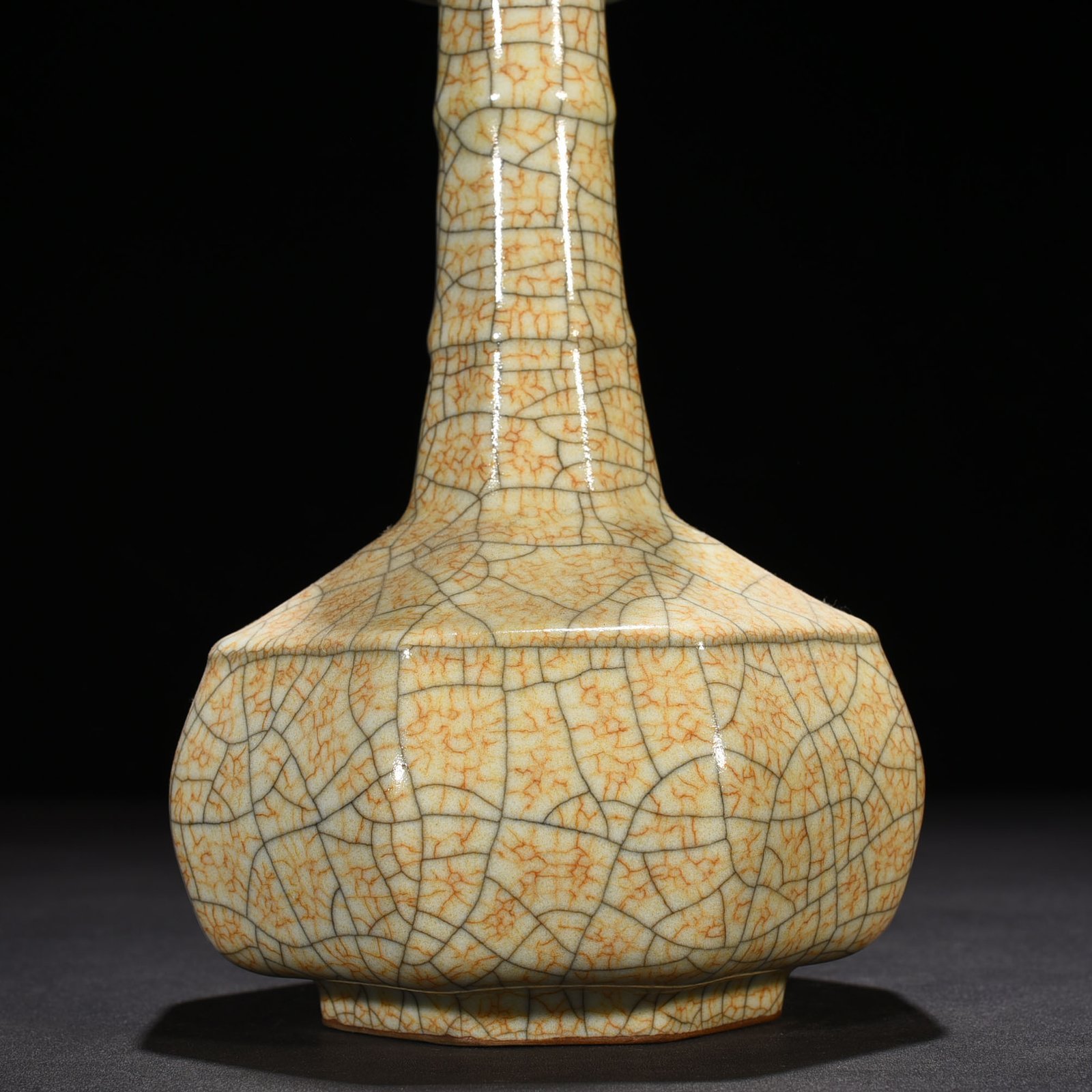 Song Dynasty Ge kiln dazzling pattern eight-way plate mouth bottle