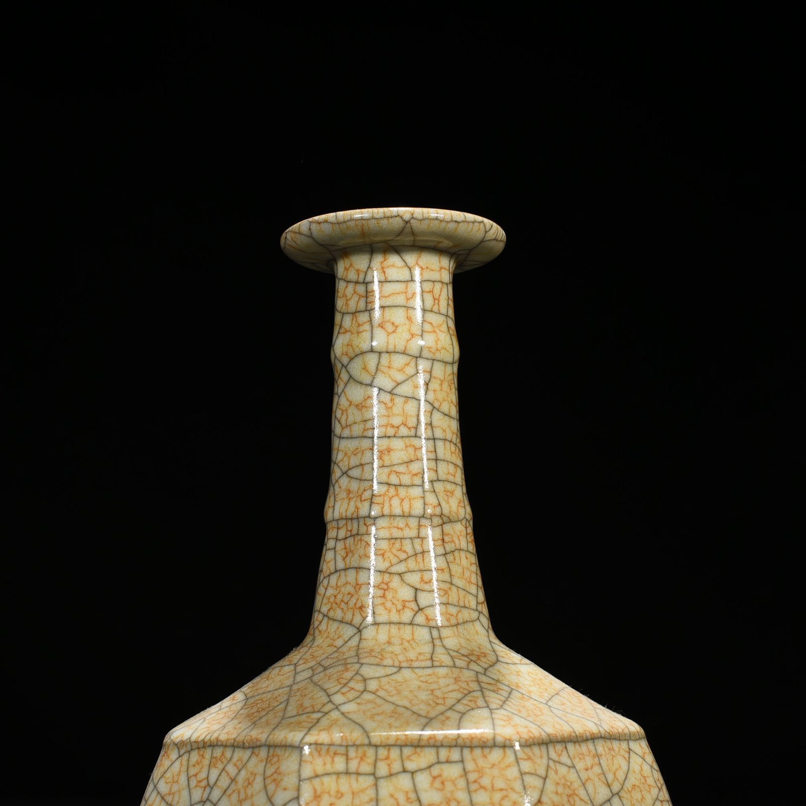 Song Dynasty Ge kiln dazzling pattern eight-way plate mouth bottle