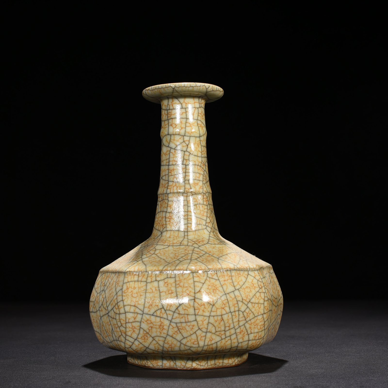 Song Dynasty Ge kiln dazzling pattern eight-way plate mouth bottle