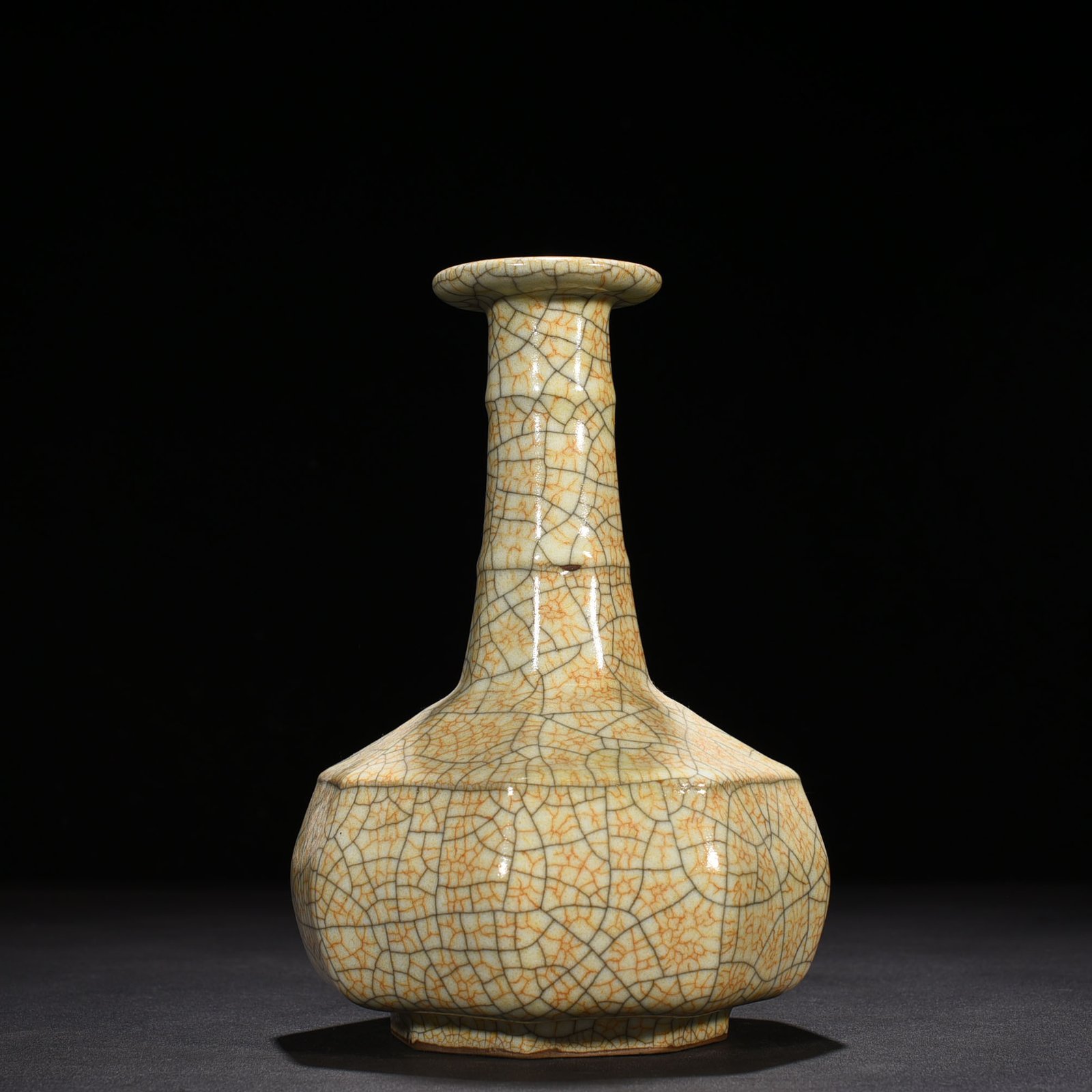 Song Dynasty Ge kiln dazzling pattern eight-way plate mouth bottle