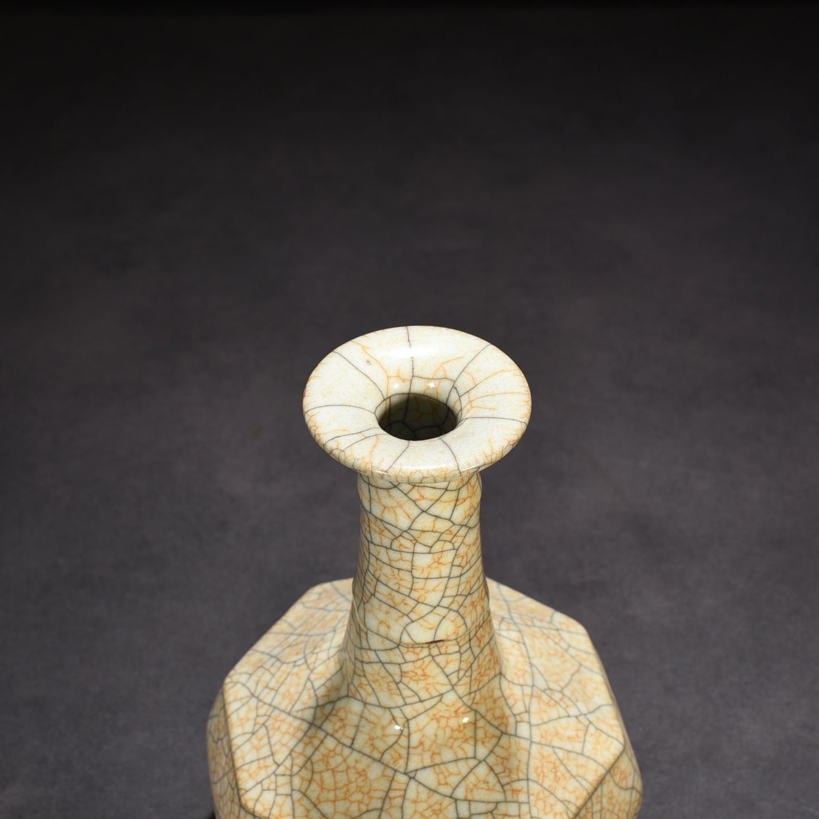 Song Dynasty Ge kiln dazzling pattern eight-way plate mouth bottle