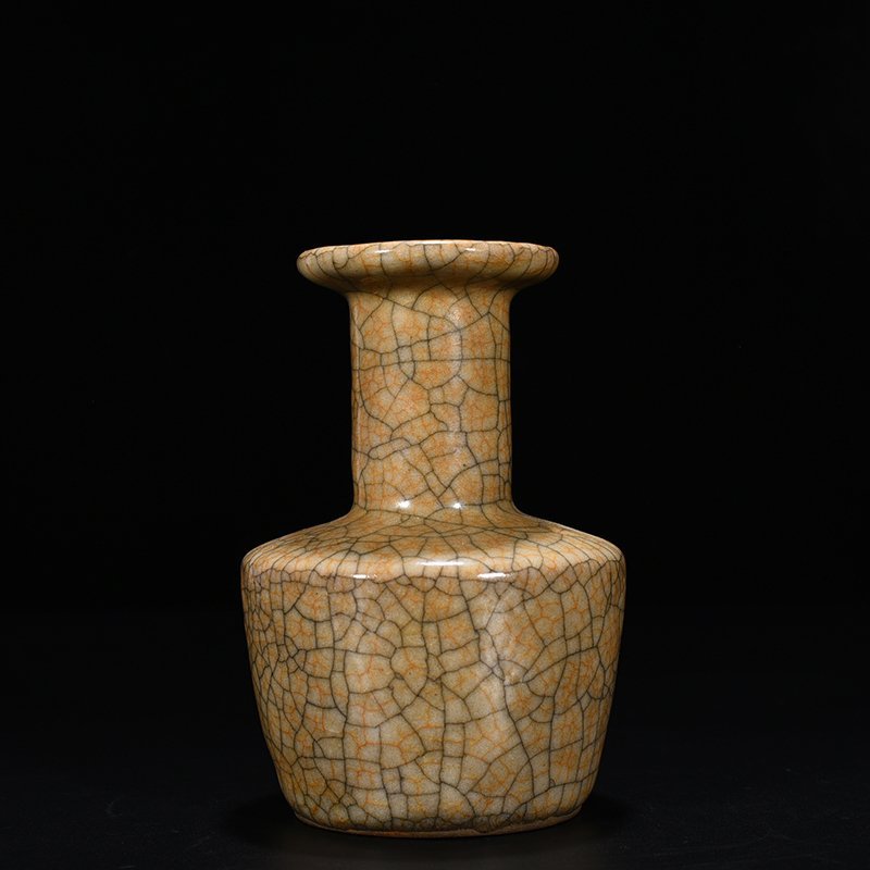 Song Dynasty Ge kiln plate mouth bottle