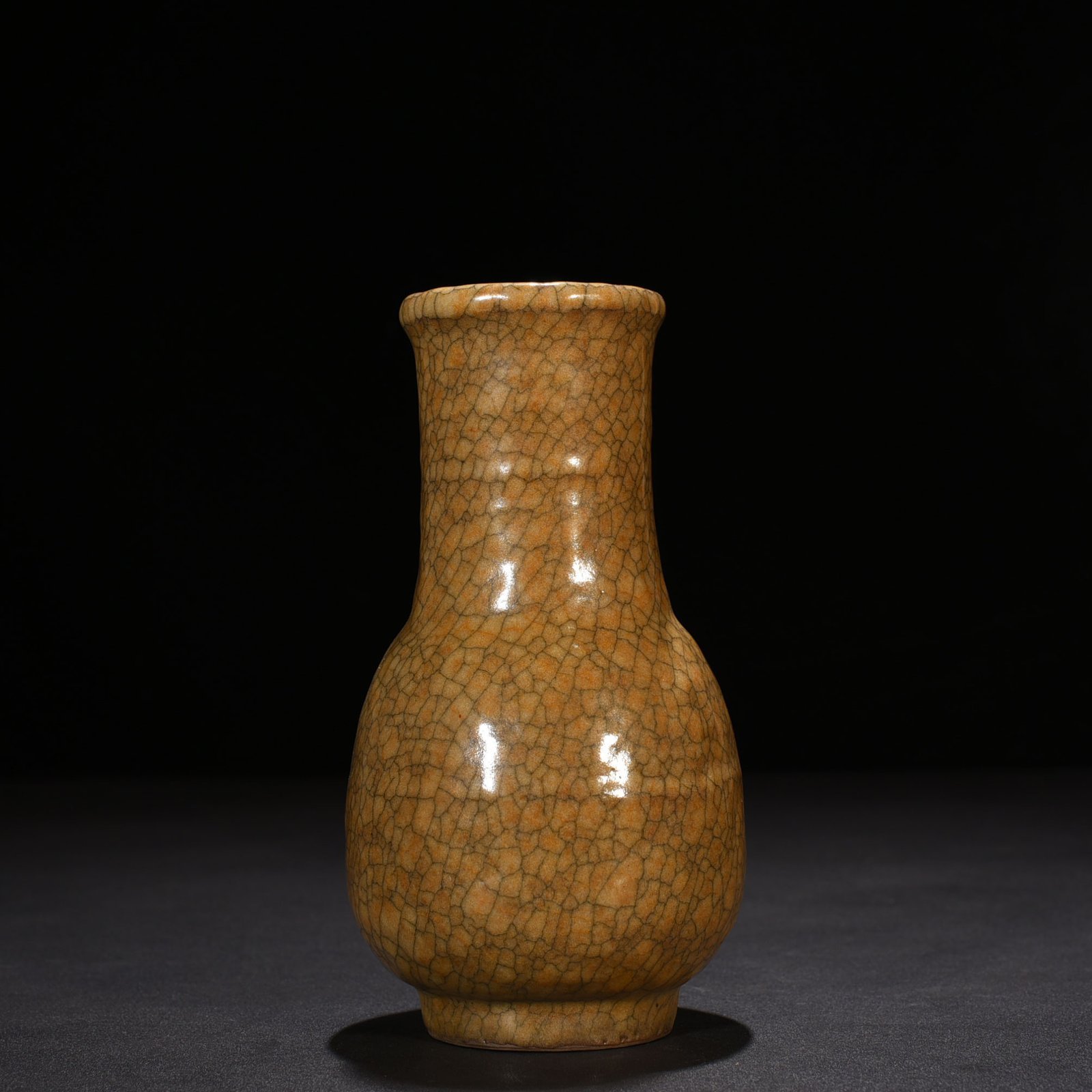 Song Dynasty Ge kiln plate mouth bottle