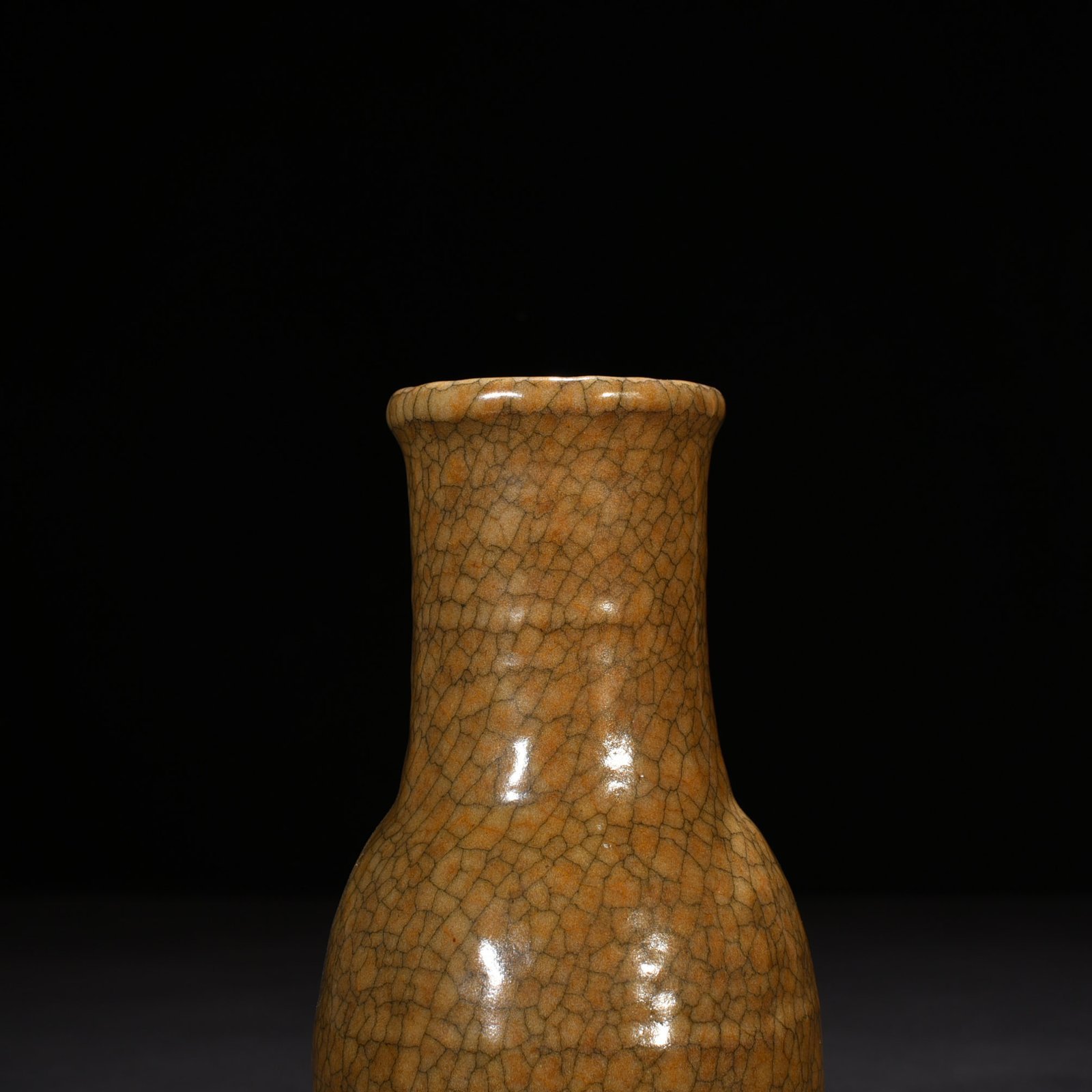 Song Dynasty Ge kiln plate mouth bottle