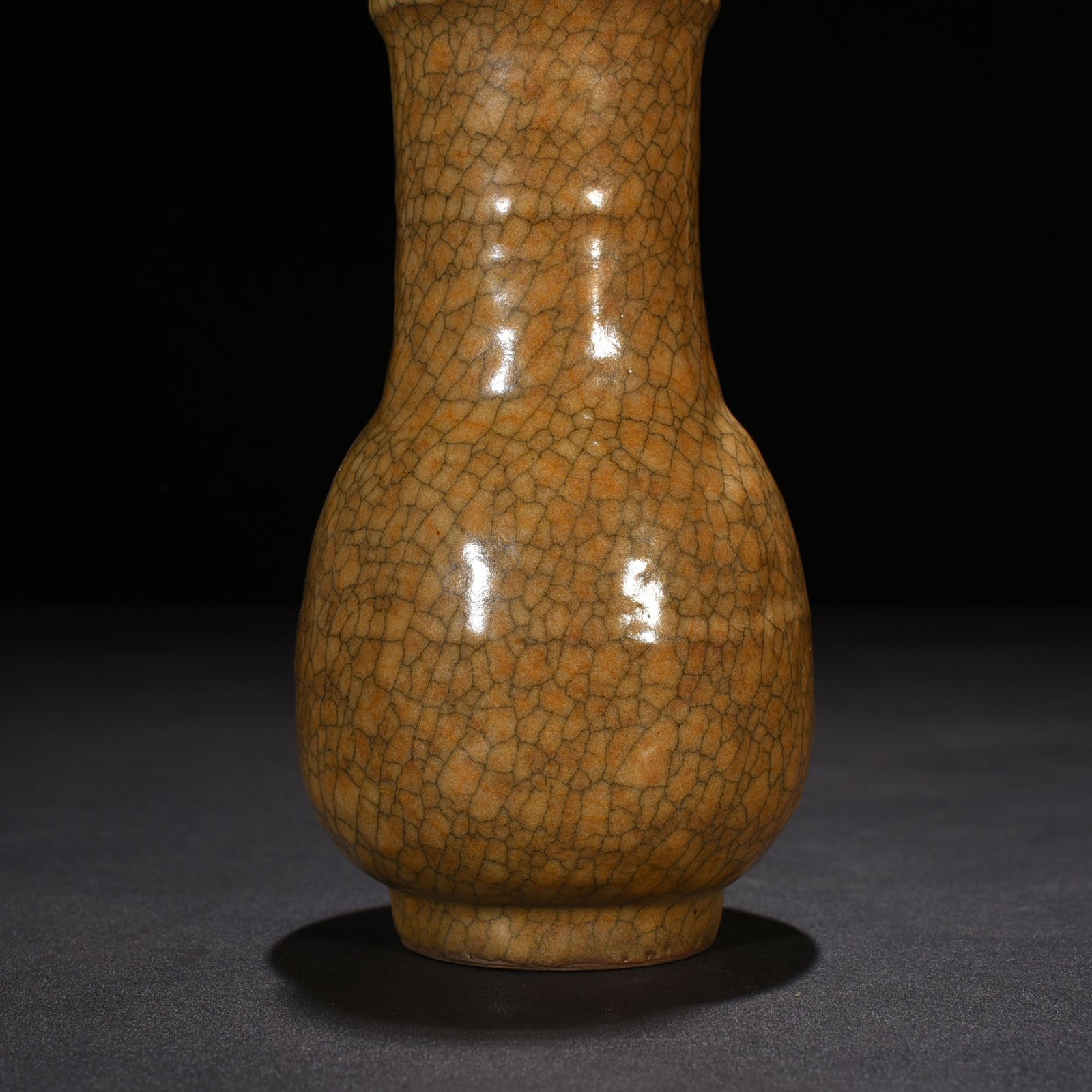Song Dynasty Ge kiln plate mouth bottle
