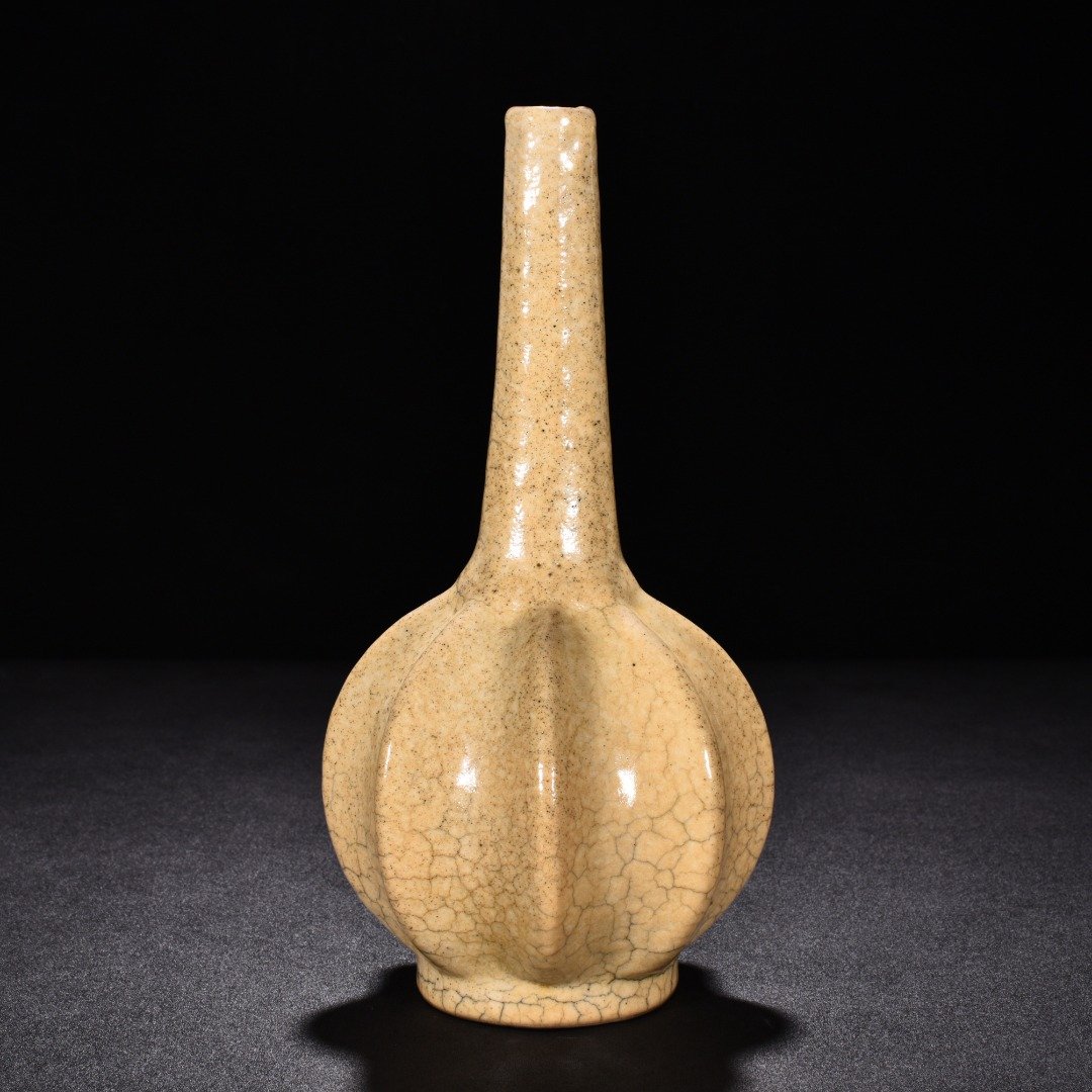 Song Dynasty Ge kiln beige glaze scraped edge clear bottle