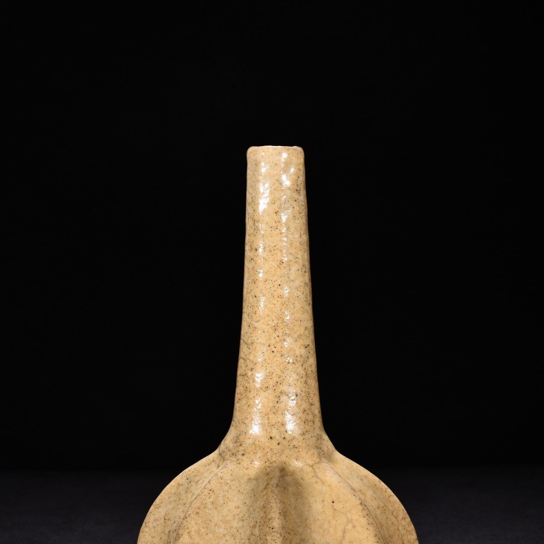 Song Dynasty Ge kiln beige glaze scraped edge clear bottle