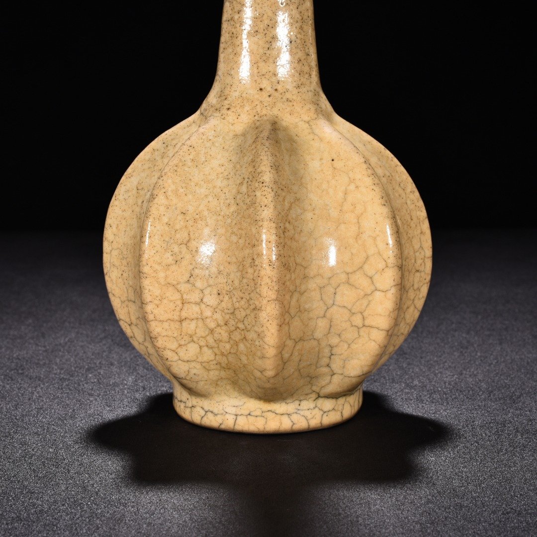 Song Dynasty Ge kiln beige glaze scraped edge clear bottle