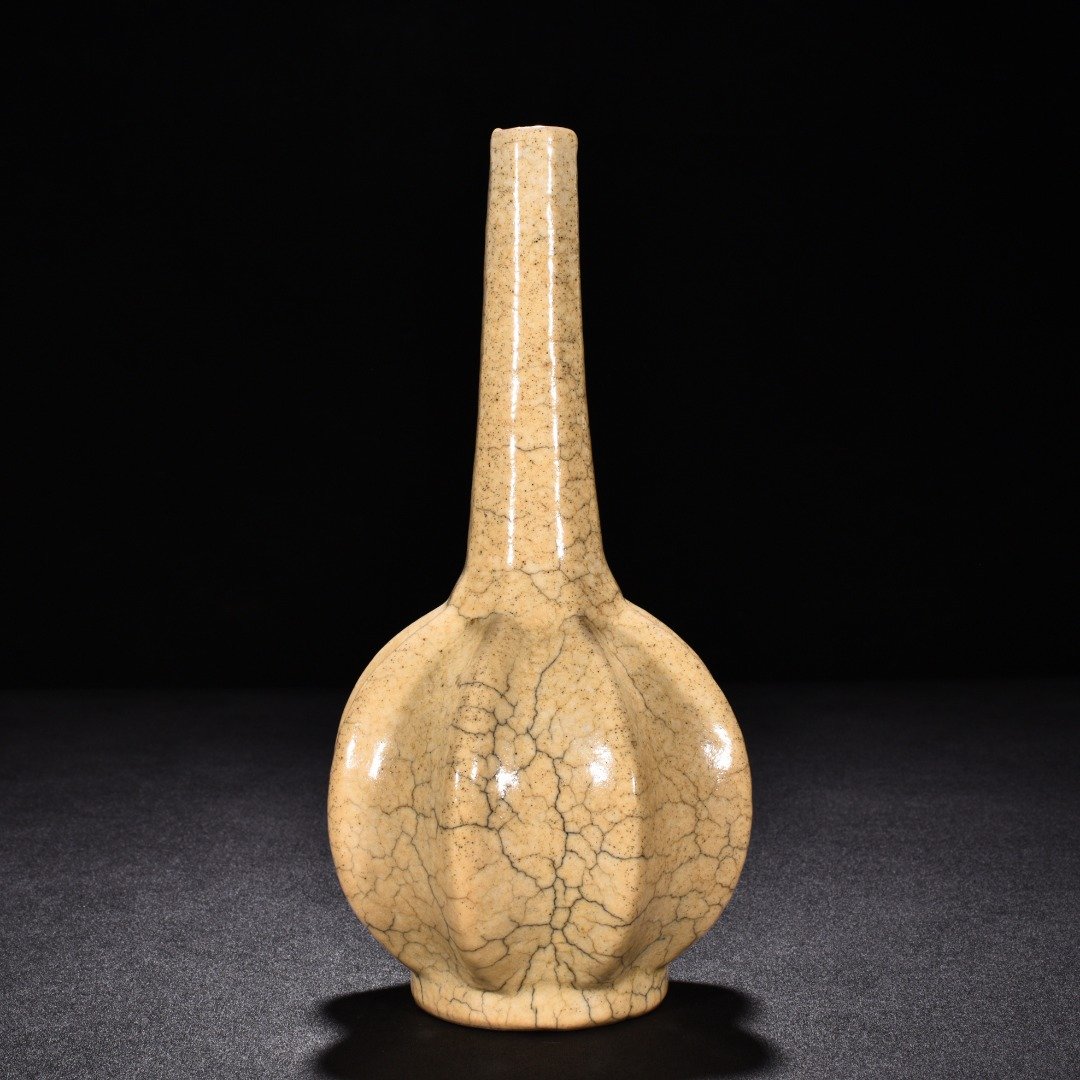 Song Dynasty Ge kiln beige glaze scraped edge clear bottle