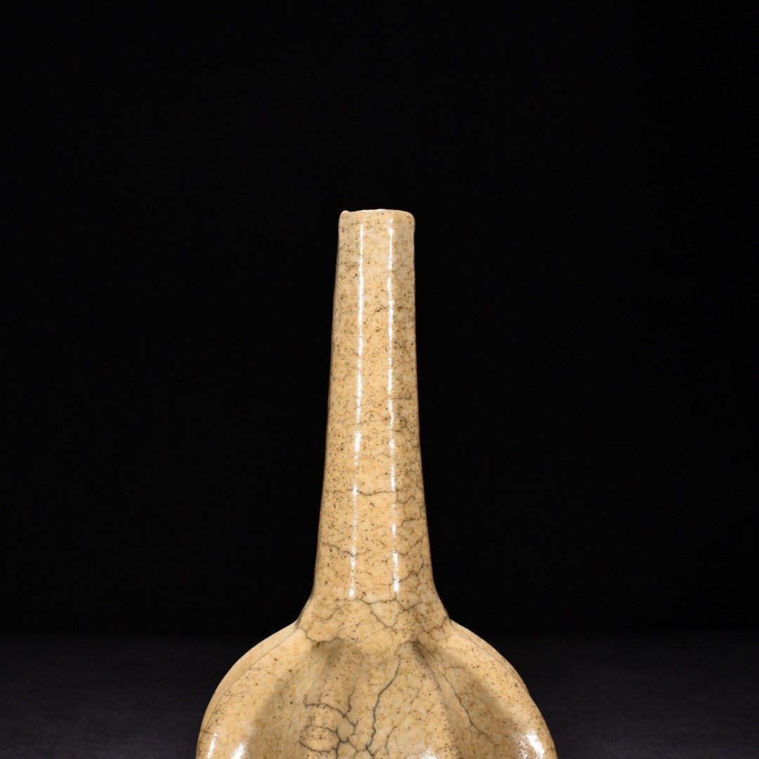 Song Dynasty Ge kiln beige glaze scraped edge clear bottle