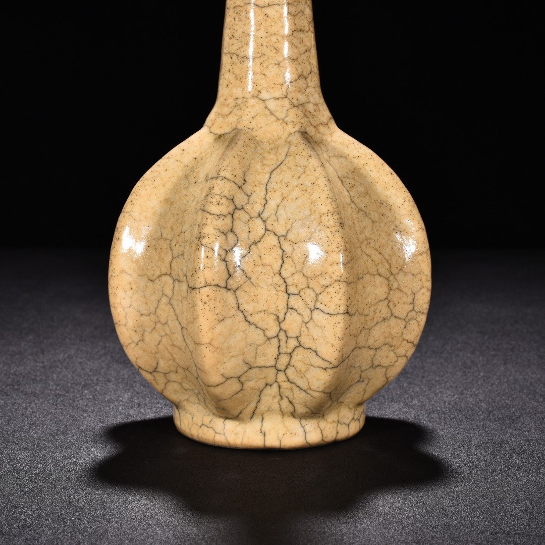 Song Dynasty Ge kiln beige glaze scraped edge clear bottle