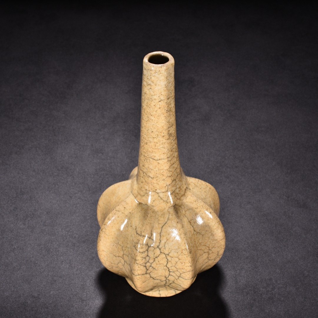 Song Dynasty Ge kiln beige glaze scraped edge clear bottle