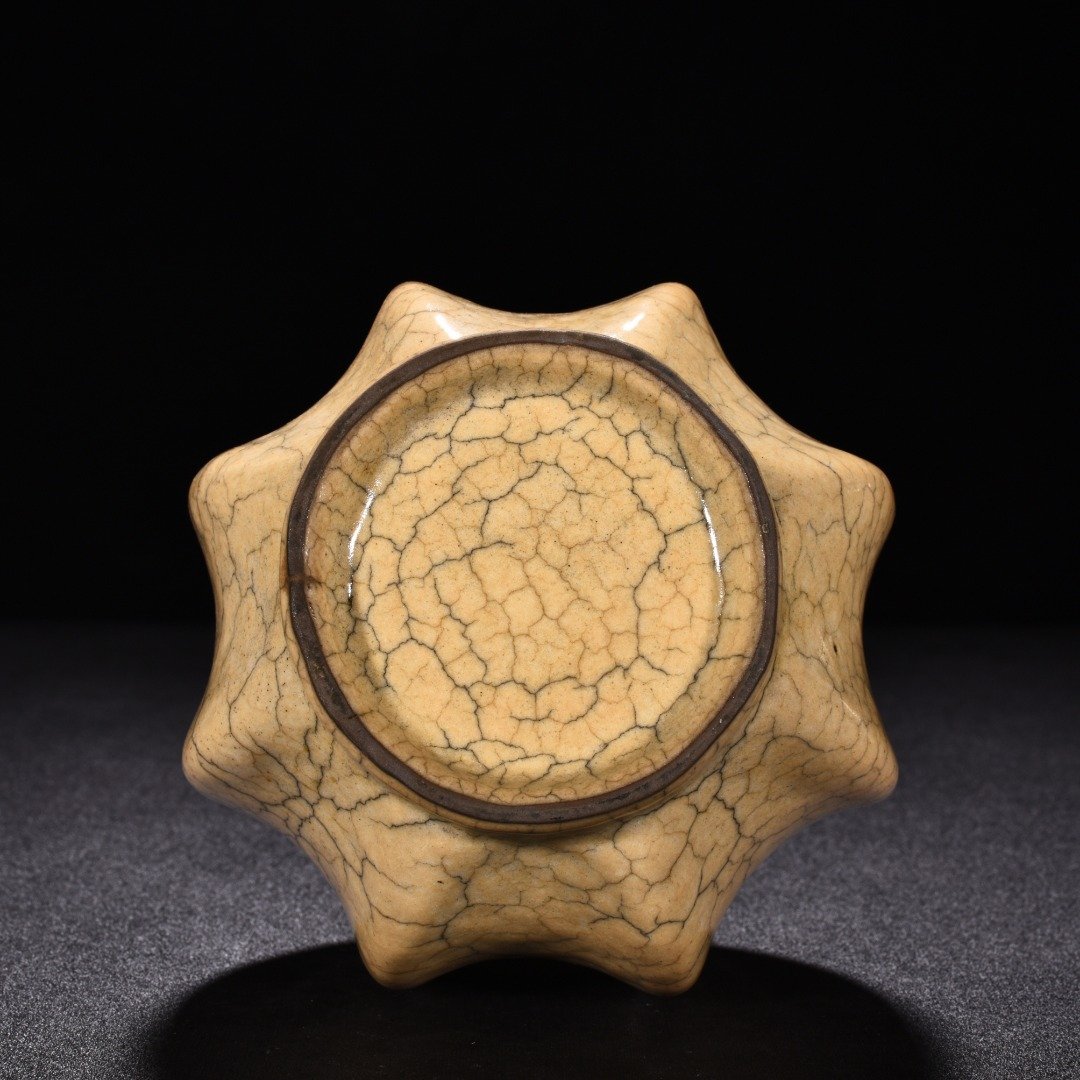 Song Dynasty Ge kiln beige glaze scraped edge clear bottle