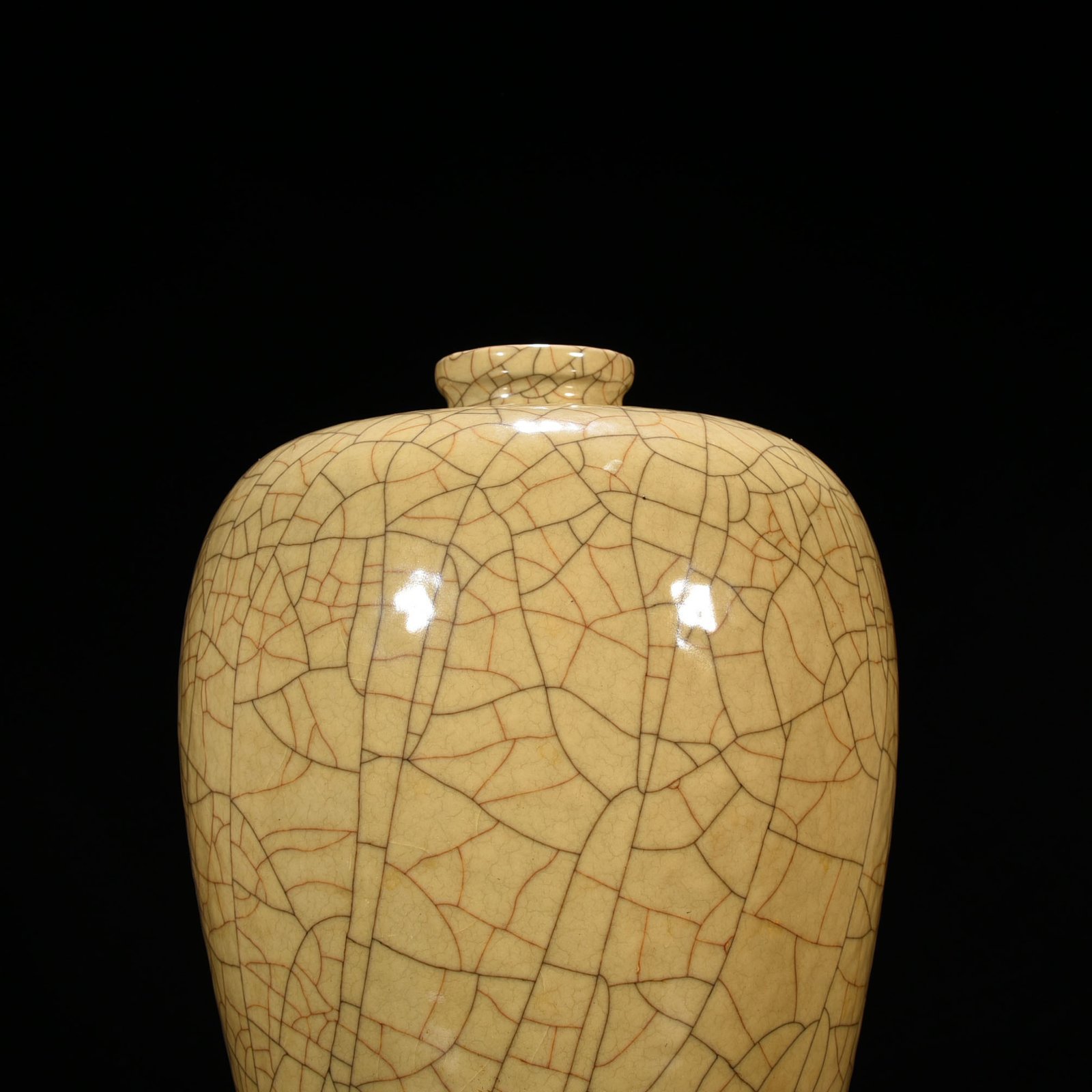 Song Dynasty Ge kiln beige glaze plum vase