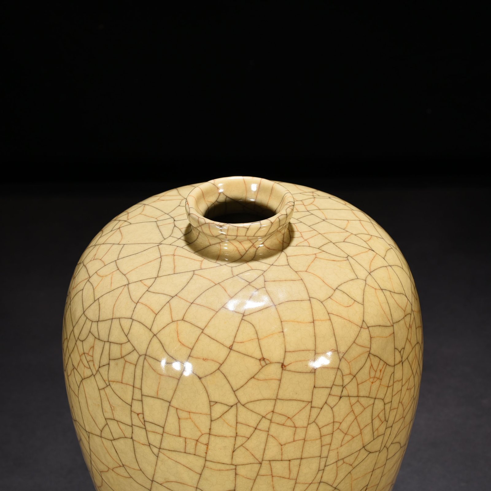 Song Dynasty Ge kiln beige glaze plum vase
