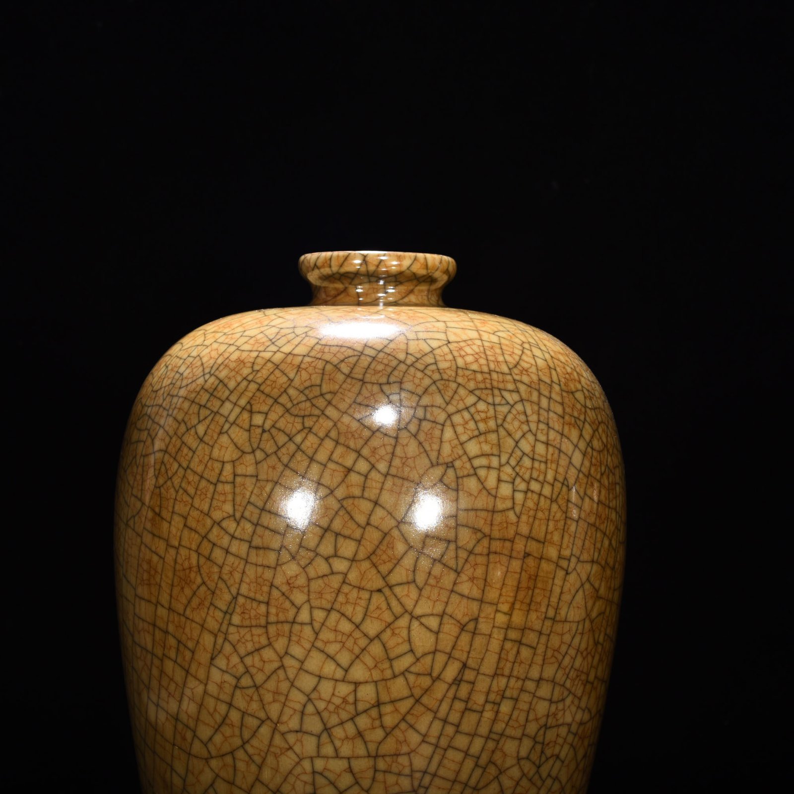 Song Dynasty Ge kiln beige glazed plum vase