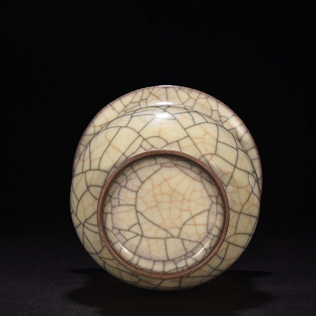 Song Dynasty Ge kiln beige glaze slag bucket
